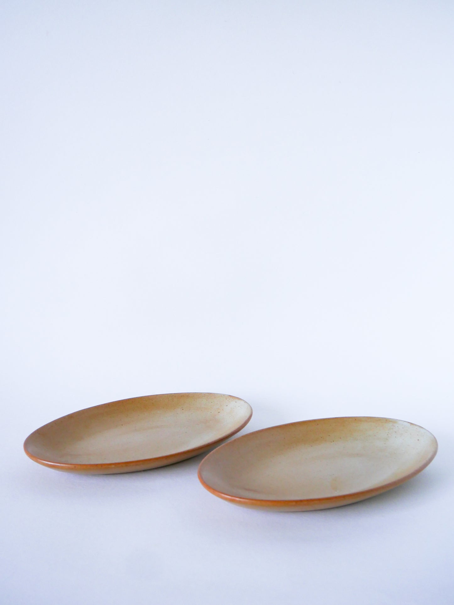 Paire de petits plats ovals en grès, 1970