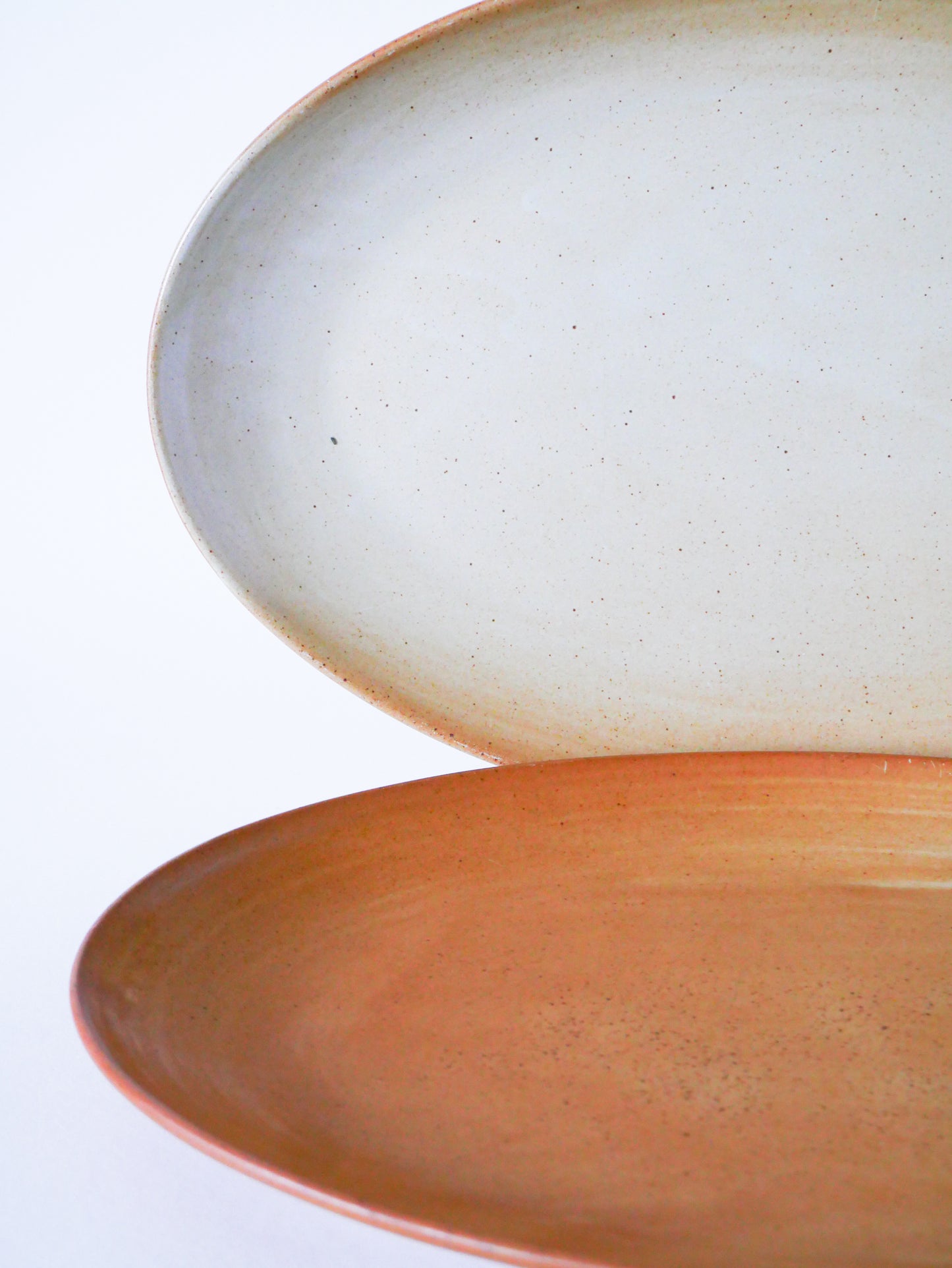 Paire de grands plats ovals en grès, 1970
