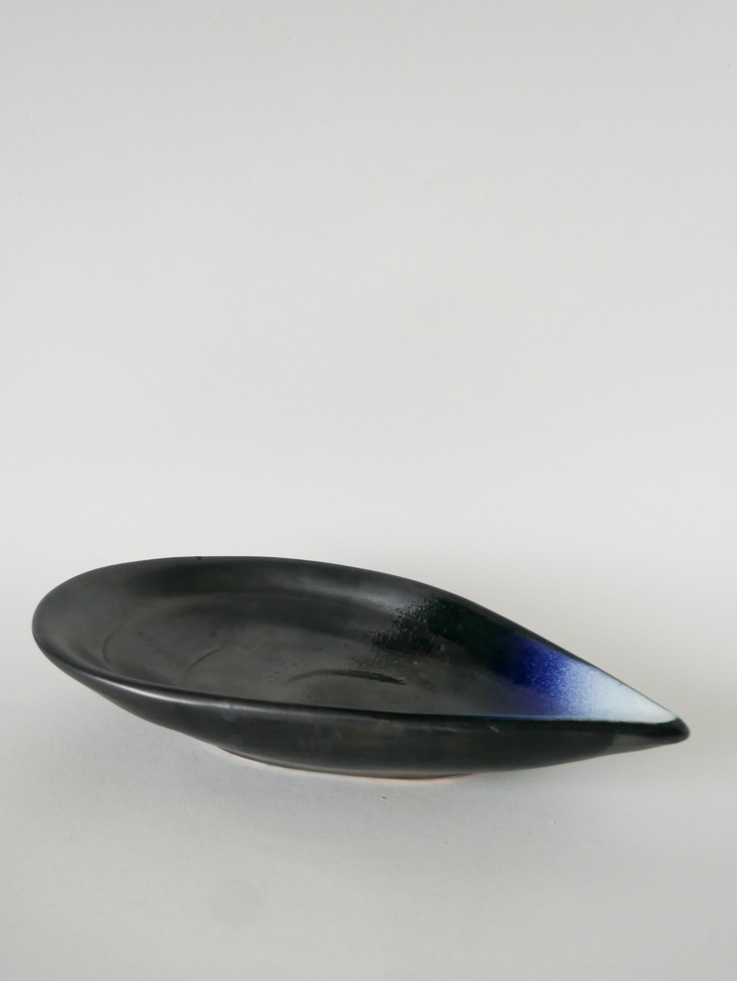 Grande coupe en céramique en forme de moule, Bleu & Noir, 1970