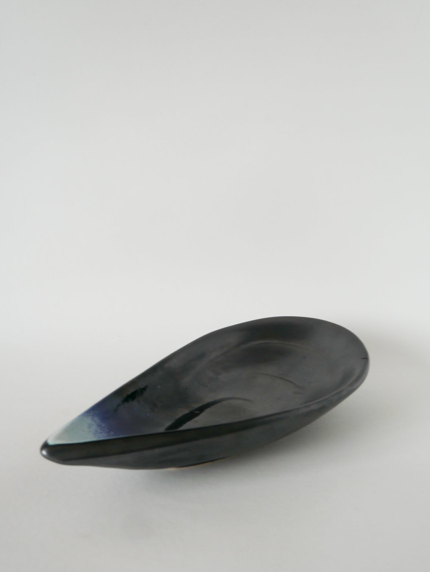 Grande coupe en céramique en forme de moule, Bleu & Noir, 1970