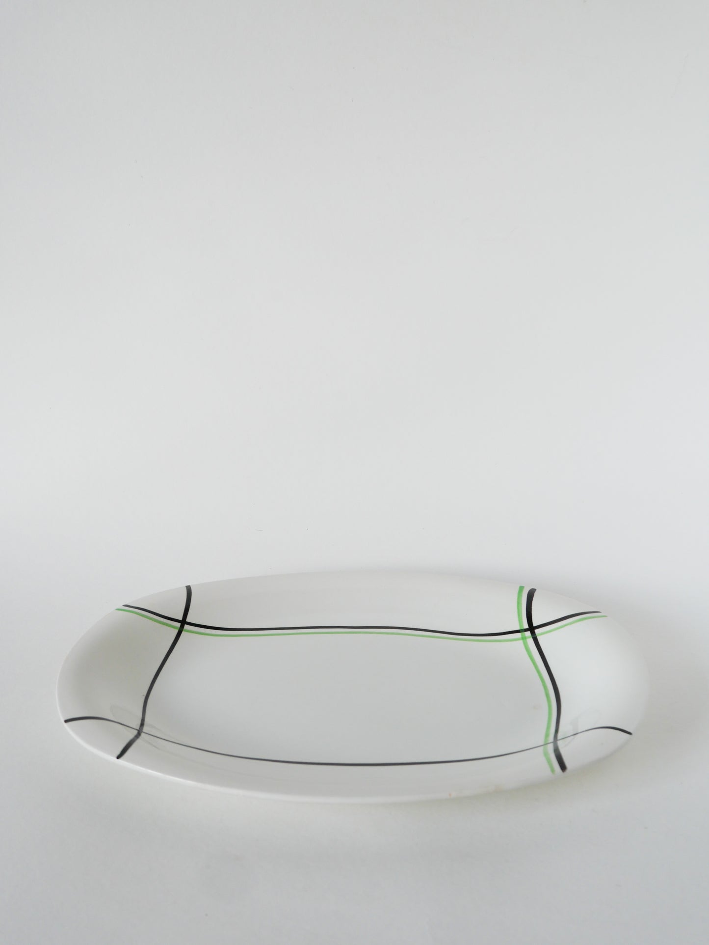 Plat oval, St Amand, peint à la main, modèle Liserés Vert et Noir, 1960