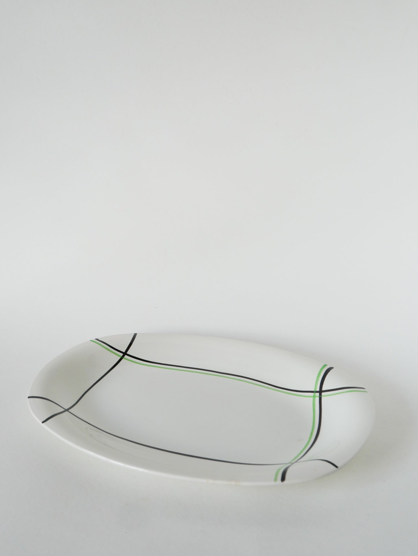 Plat oval, St Amand, peint à la main, modèle Liserés Vert et Noir, 1960