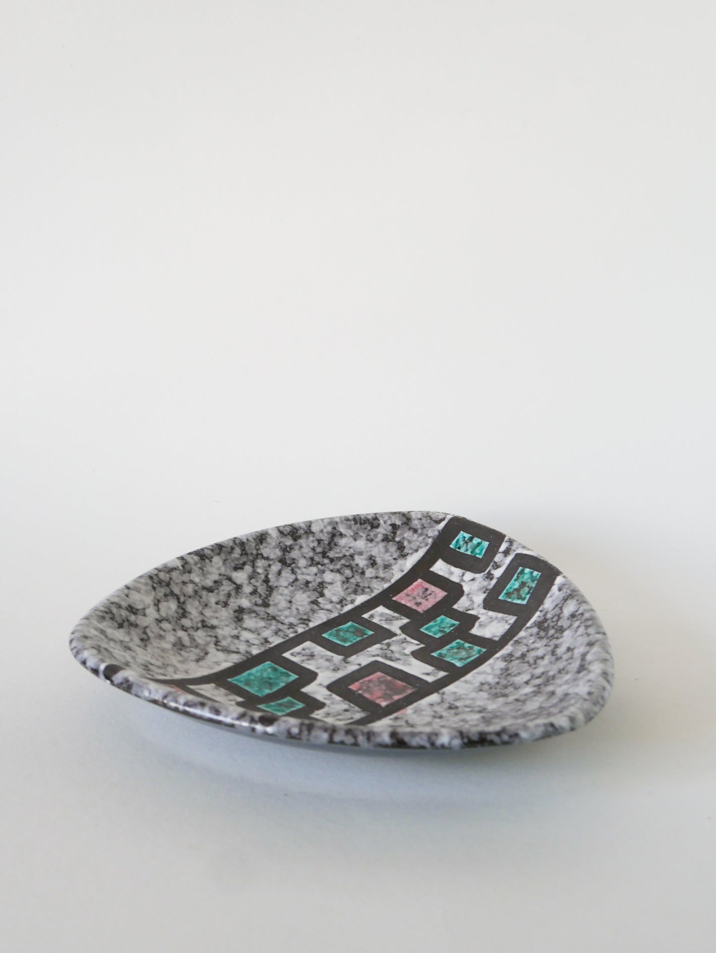 Coupe en céramique triangulaire à motifs géométriques, Gris, Bleu & Rose, 1960