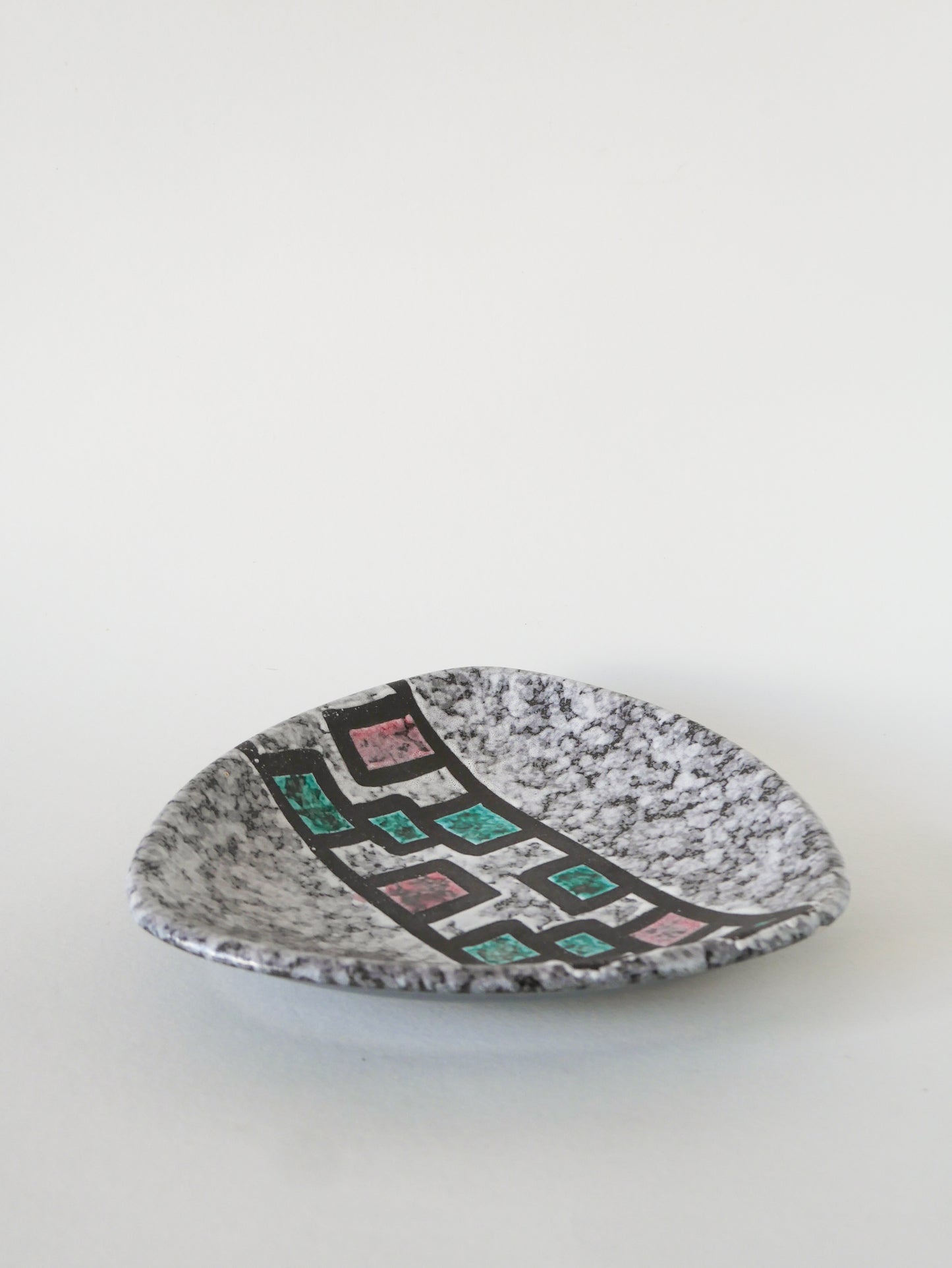 Coupe en céramique triangulaire à motifs géométriques, Gris, Bleu & Rose, 1960
