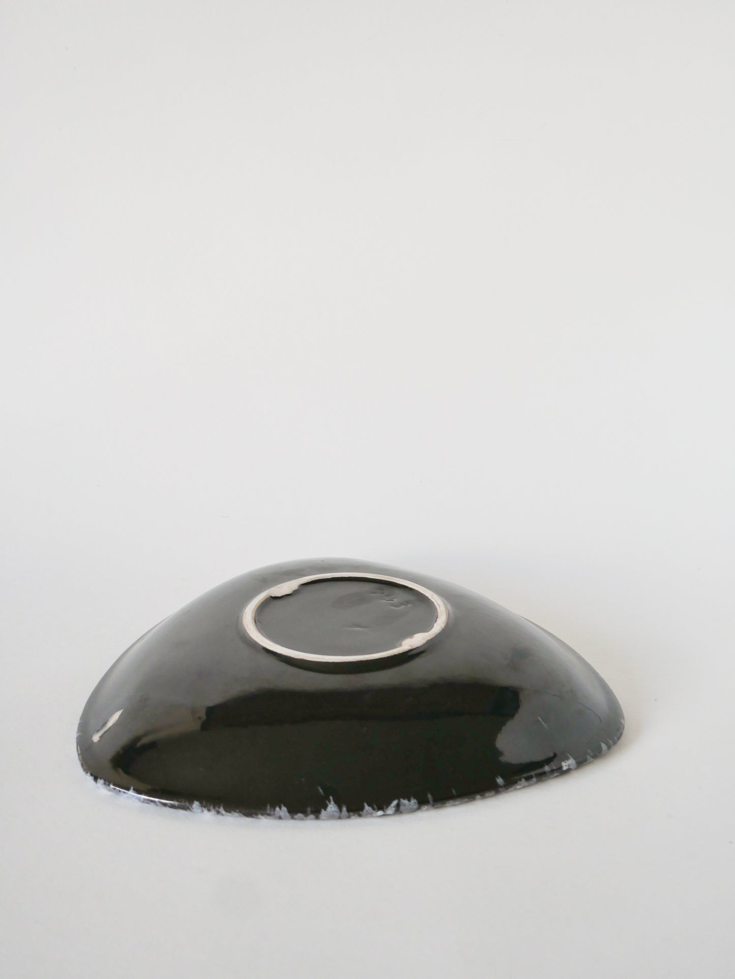 Coupe en céramique triangulaire à motifs géométriques, Gris, Bleu & Rose, 1960