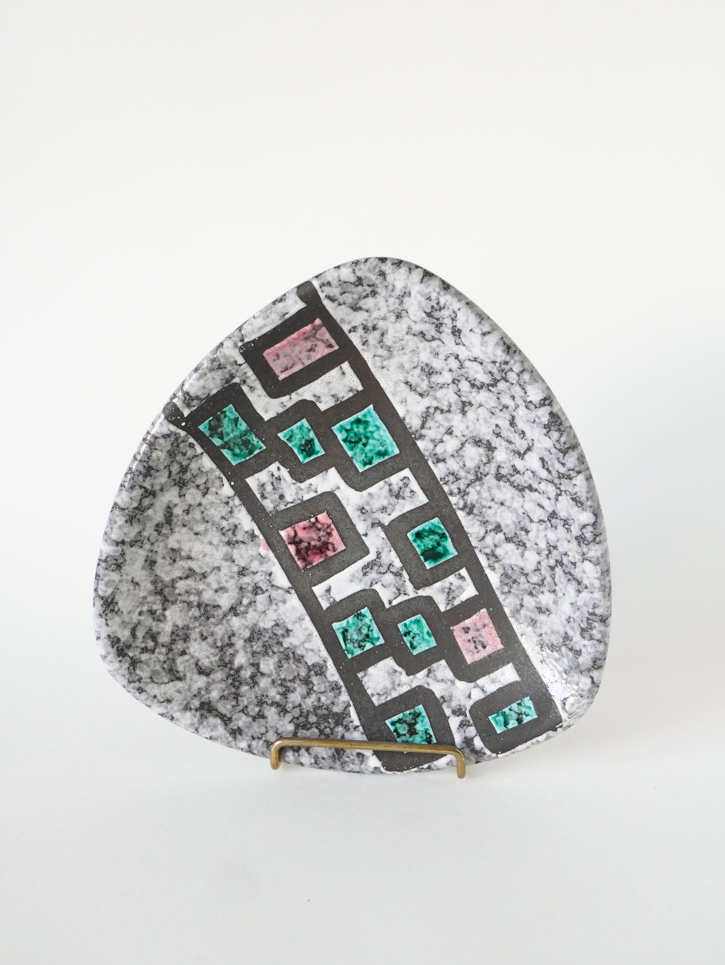 Coupe en céramique triangulaire à motifs géométriques, Gris, Bleu & Rose, 1960