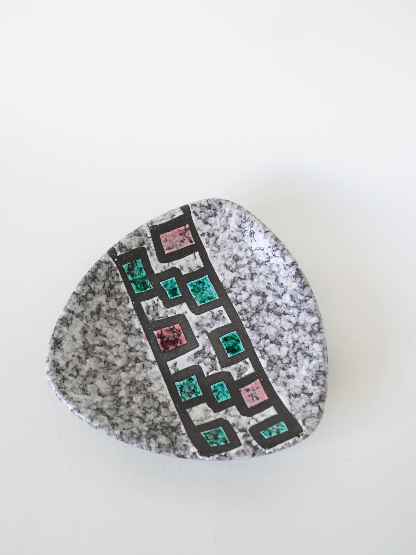 Coupe en céramique triangulaire à motifs géométriques, Gris, Bleu & Rose, 1960
