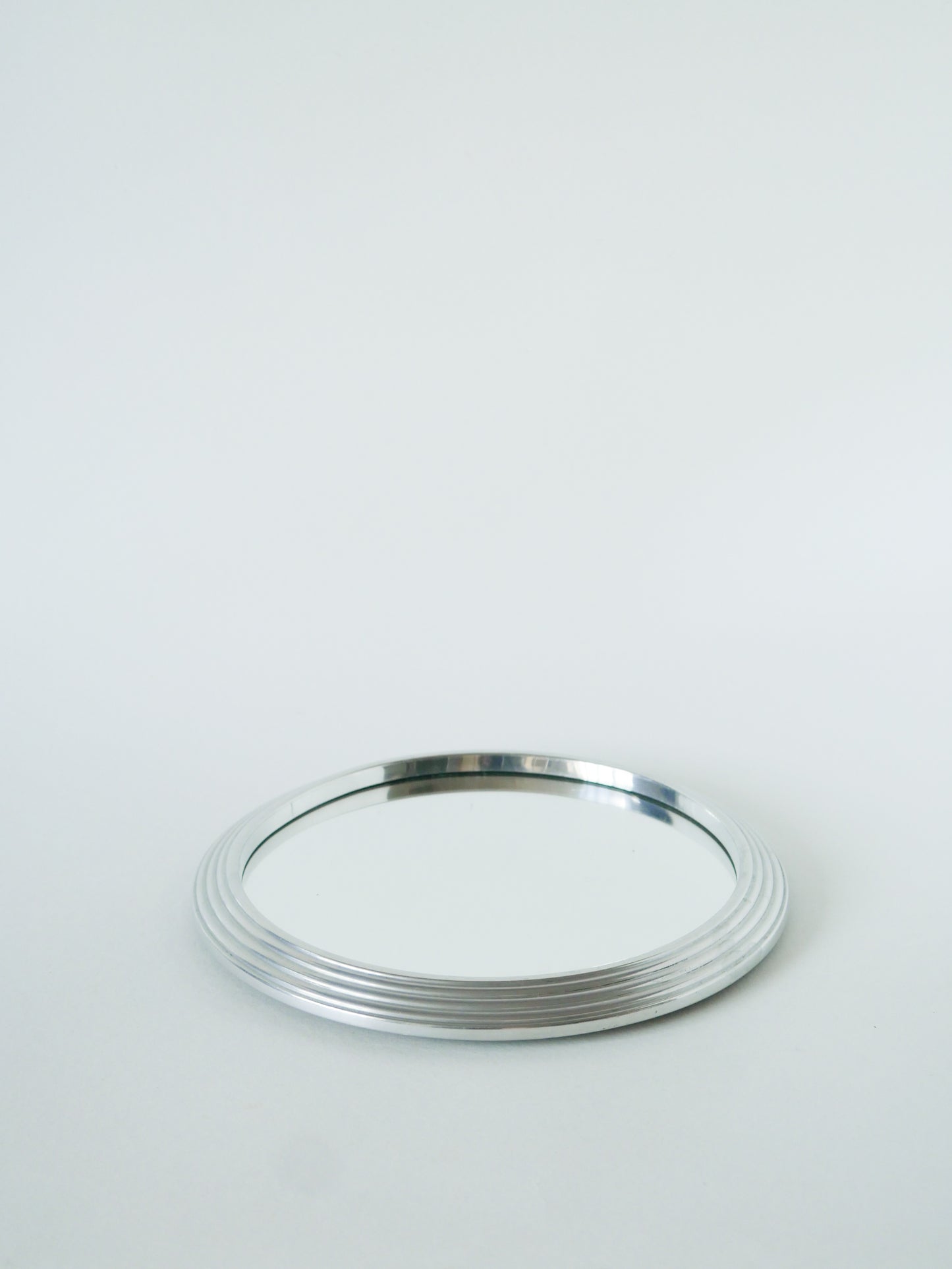 Petit plateau miroir rond en alu brossé, 1960