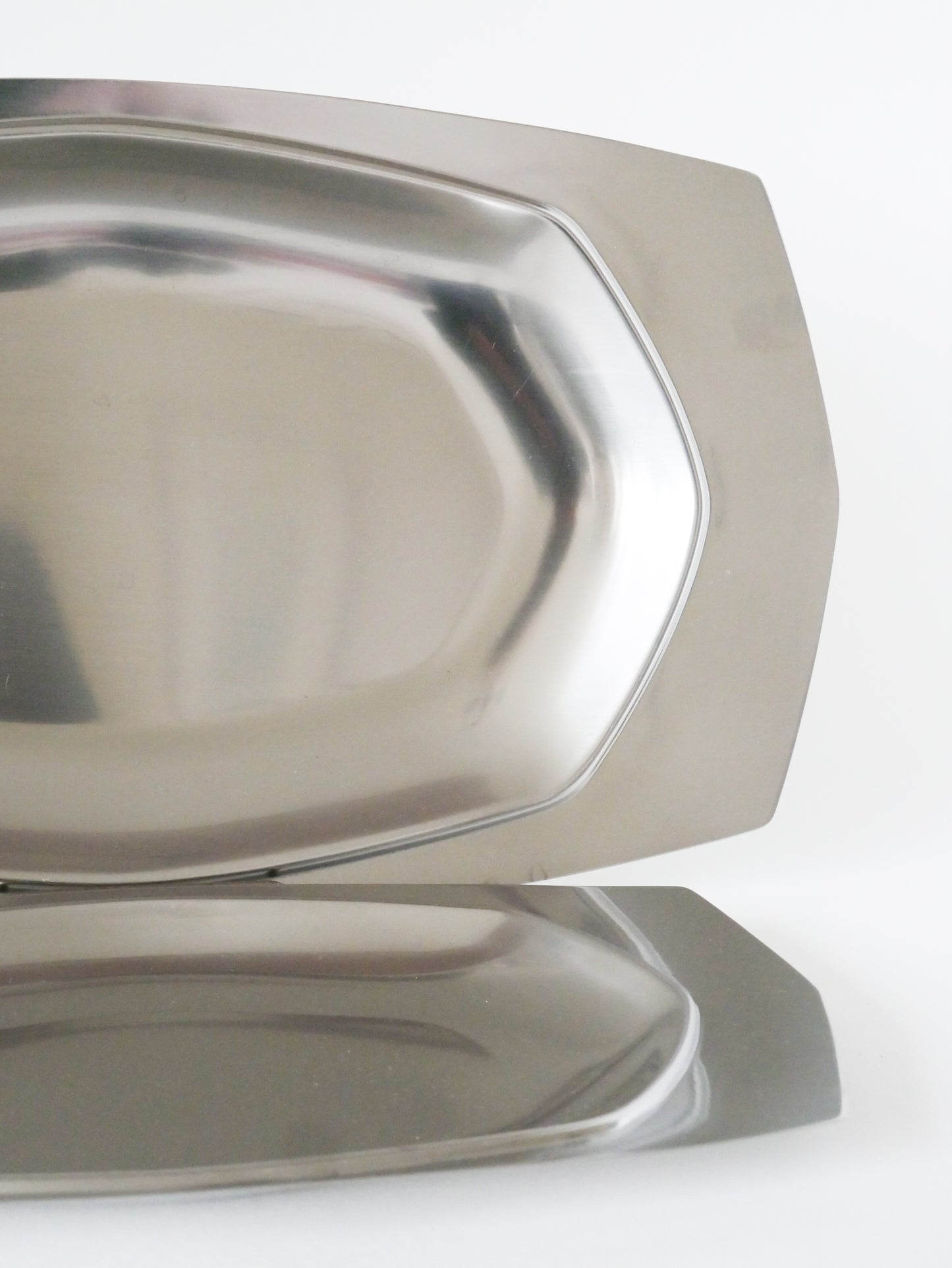 Duo de plats en inox hexagonaux, Design, 1970