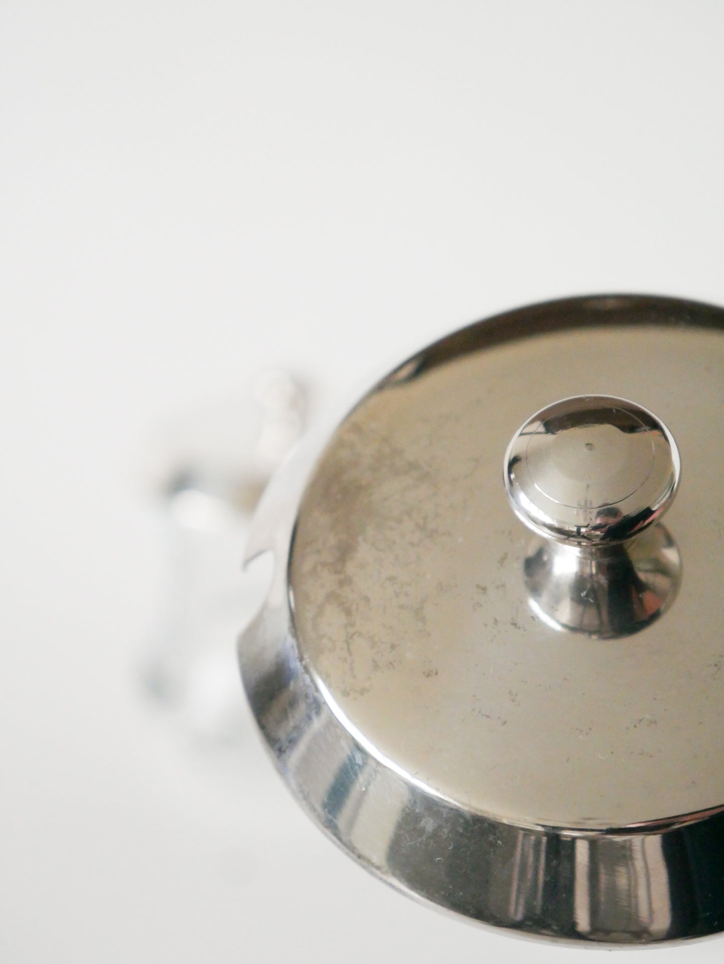 Duo de pots à condiments en cristal et métal argenté, Saint Hilaire, 1960