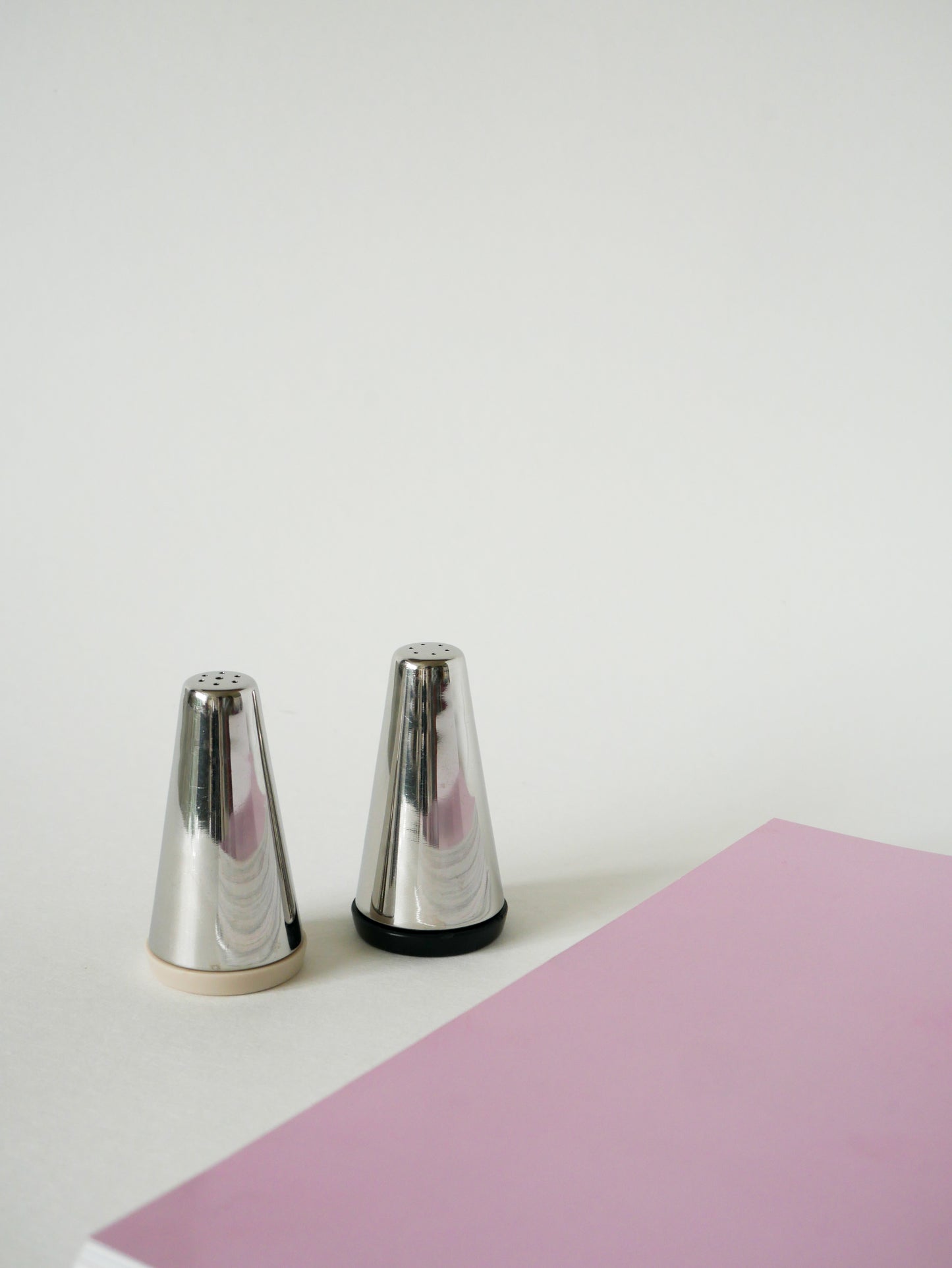 Sel & poivre Design en chrome et plastique, Made in Italy, dans le goût d'Alessi, 1970