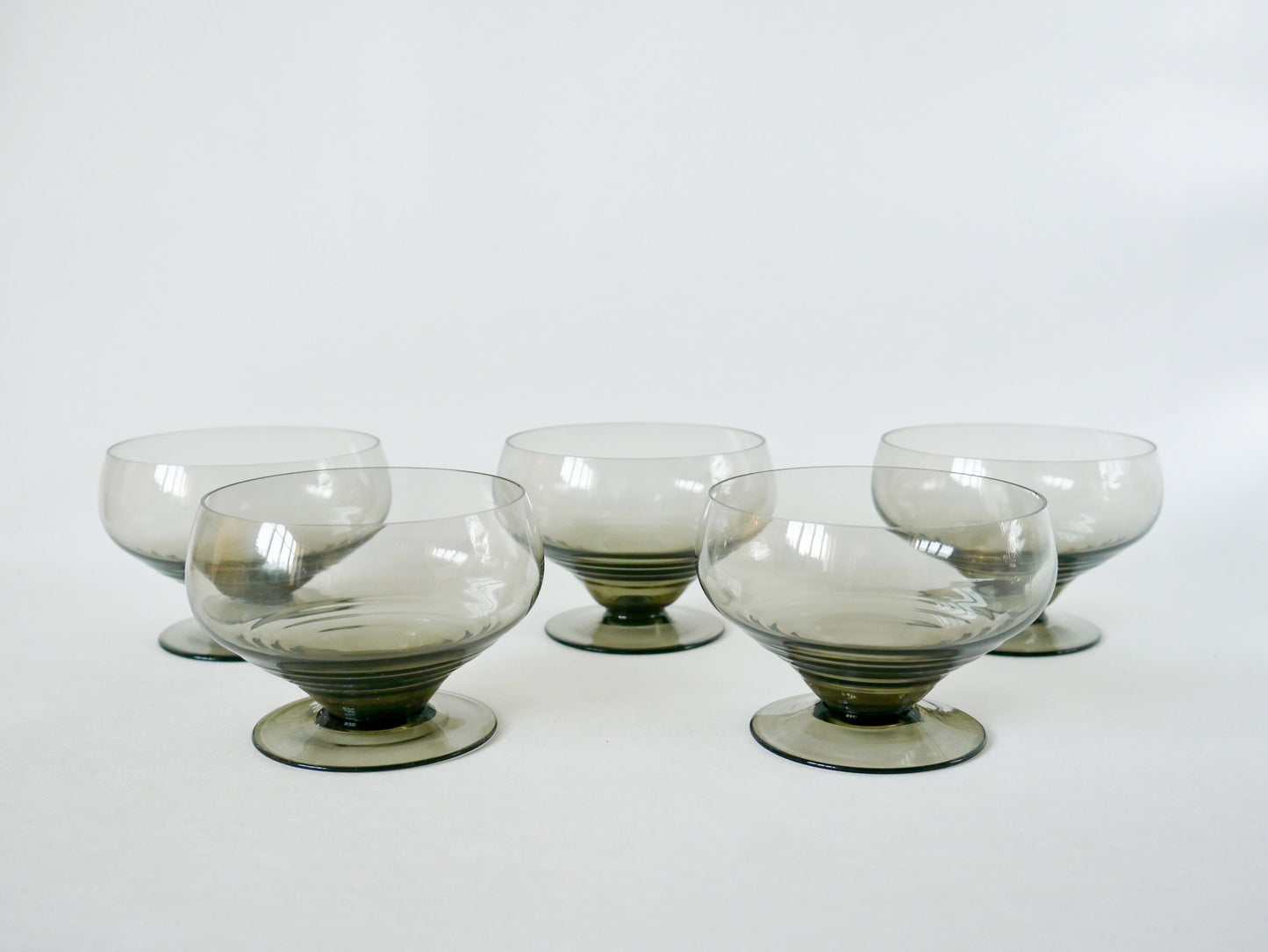 Ensemble de 5 coupes à champagne design art déco en verre fumé années 30-40