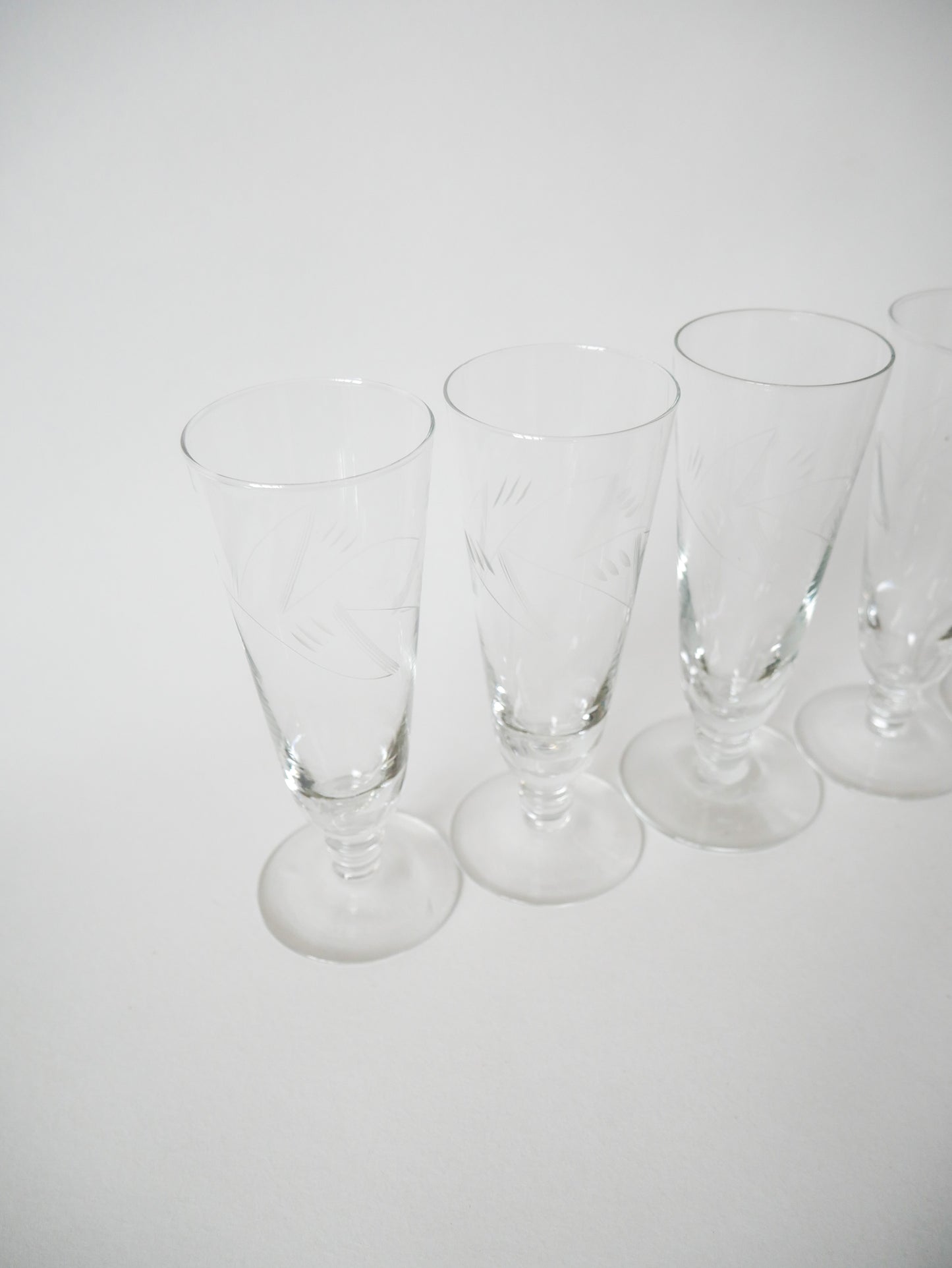 Lot de 6 flûtes à champagne gravées 1960