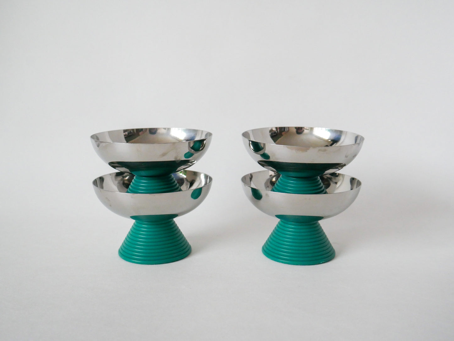 Lot de 4 grandes coupes en inox et pieds en plastique vert 1970