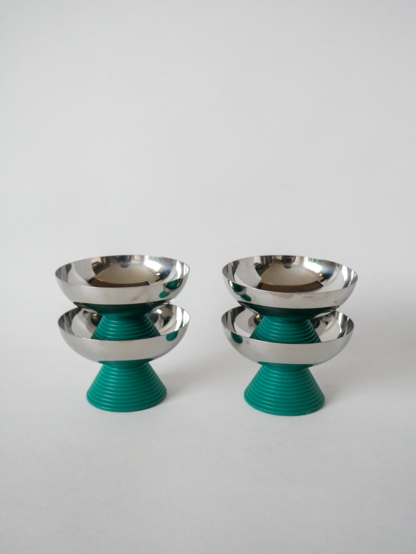 Lot de 4 grandes coupes en inox et pieds en plastique vert 1970