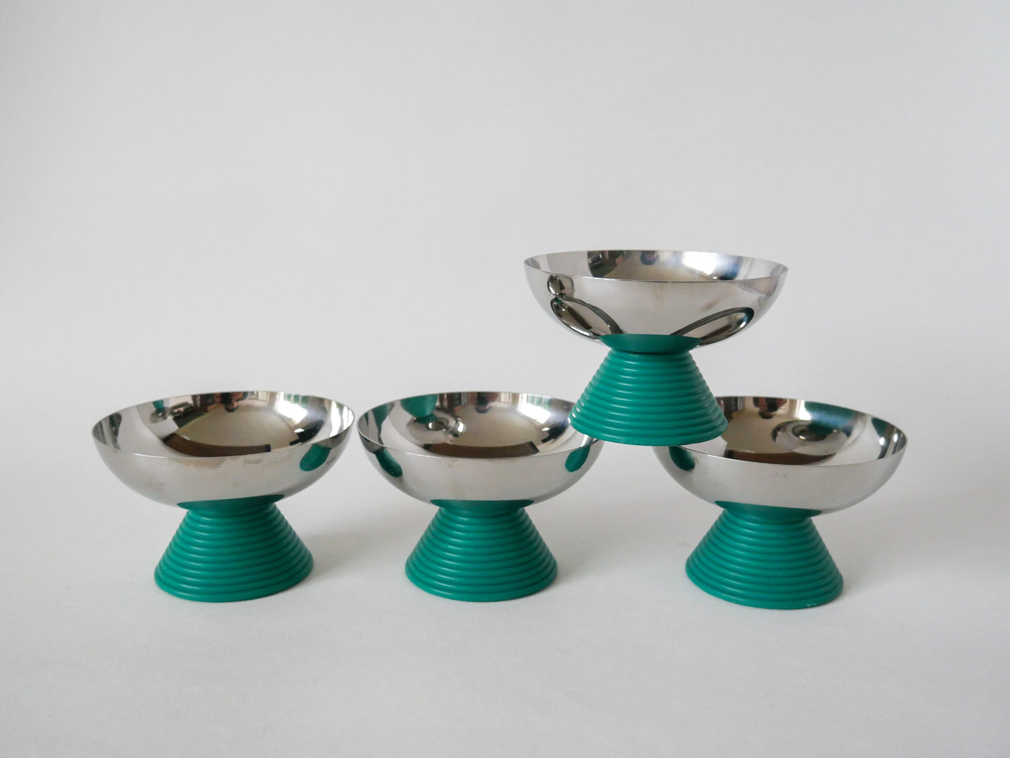 Lot de 4 grandes coupes en inox et pieds en plastique vert 1970