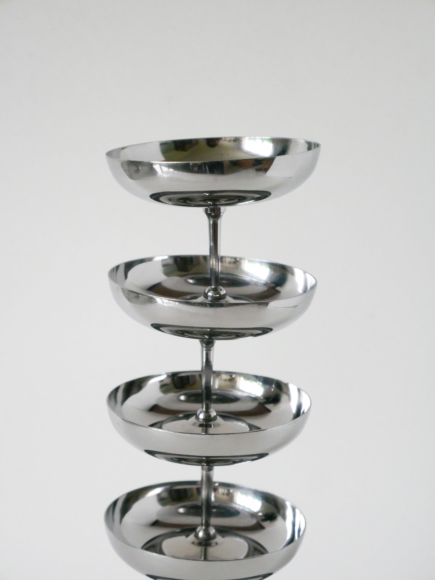 Lot de 5 coupes en inox, pieds haut et fin, Design, 1970 - 8 X 9 cm