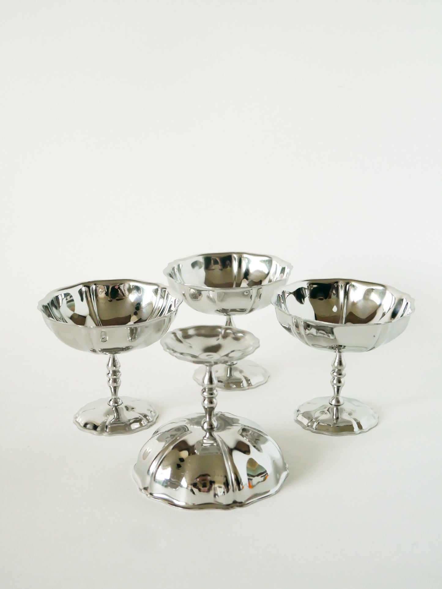 Ensemble de 4 coupes à glace en inox hautes, pieds fins travaillés, Design, 1970