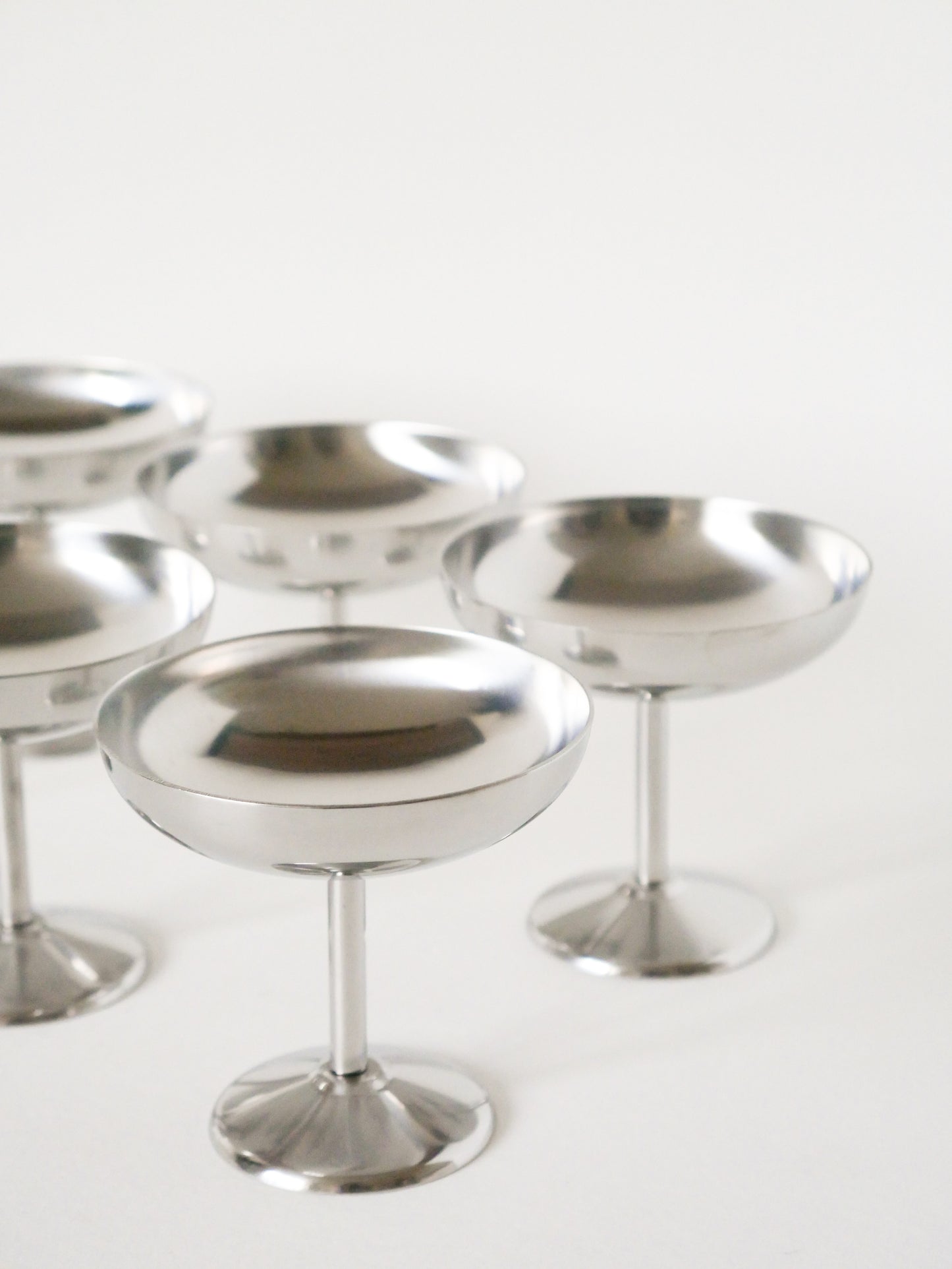 Ensemble de 6 coupes à glace en inox hautes, pieds fins, Design, 1970 - 8.5 X 8.5 cm