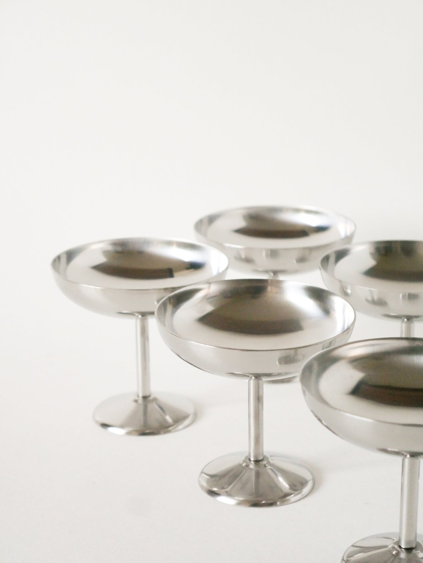 Ensemble de 6 coupes à glace en inox hautes, pieds fins, Design, 1970 - 8.5 X 8.5 cm