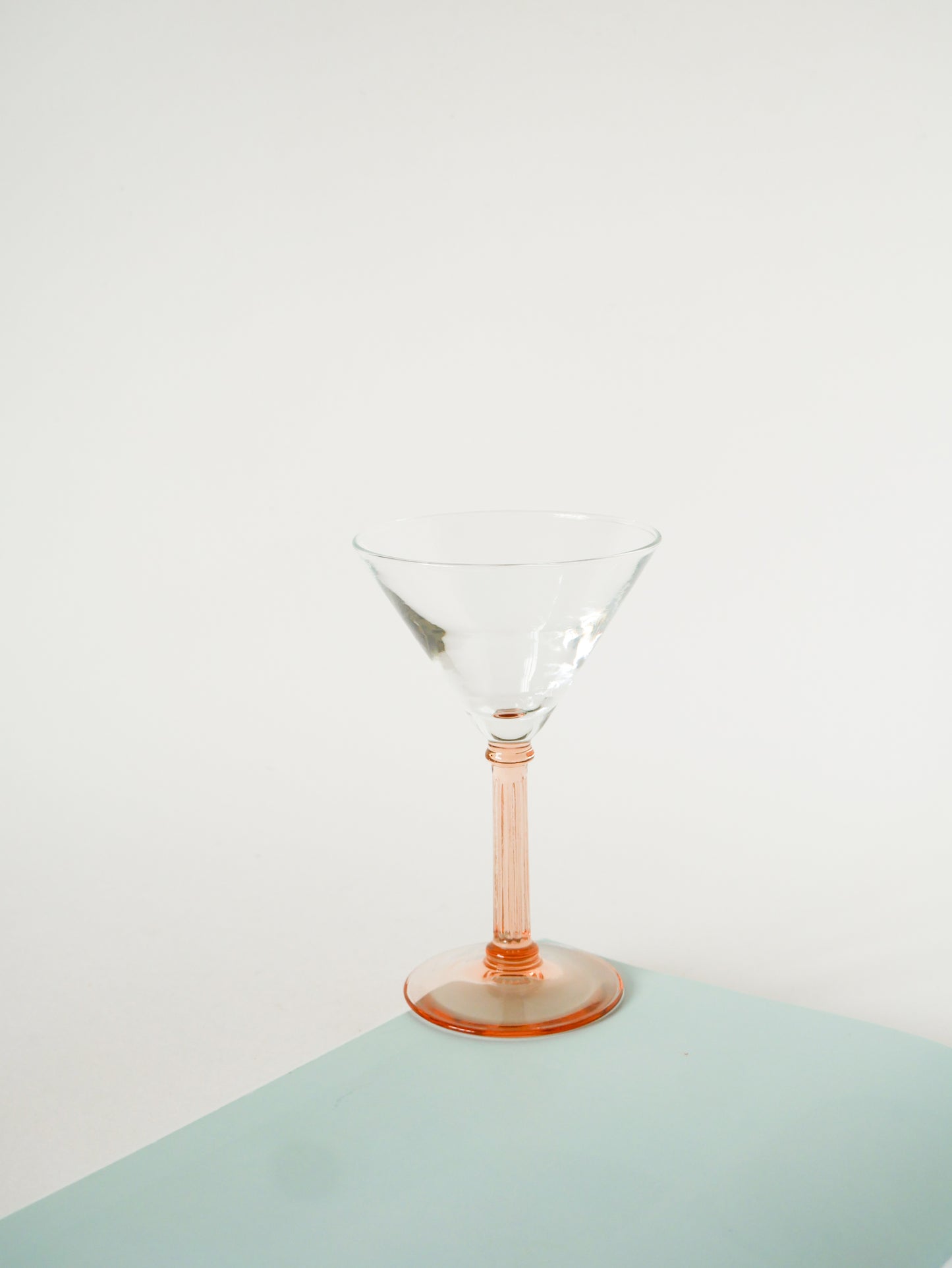 Lot de 6 verres à cocktail à pieds travaillés, Rose, Made in France, 1970
