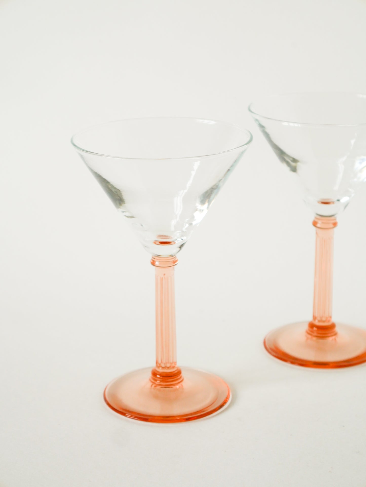 Lot de 6 verres à cocktail à pieds travaillés, Rose, Made in France, 1970