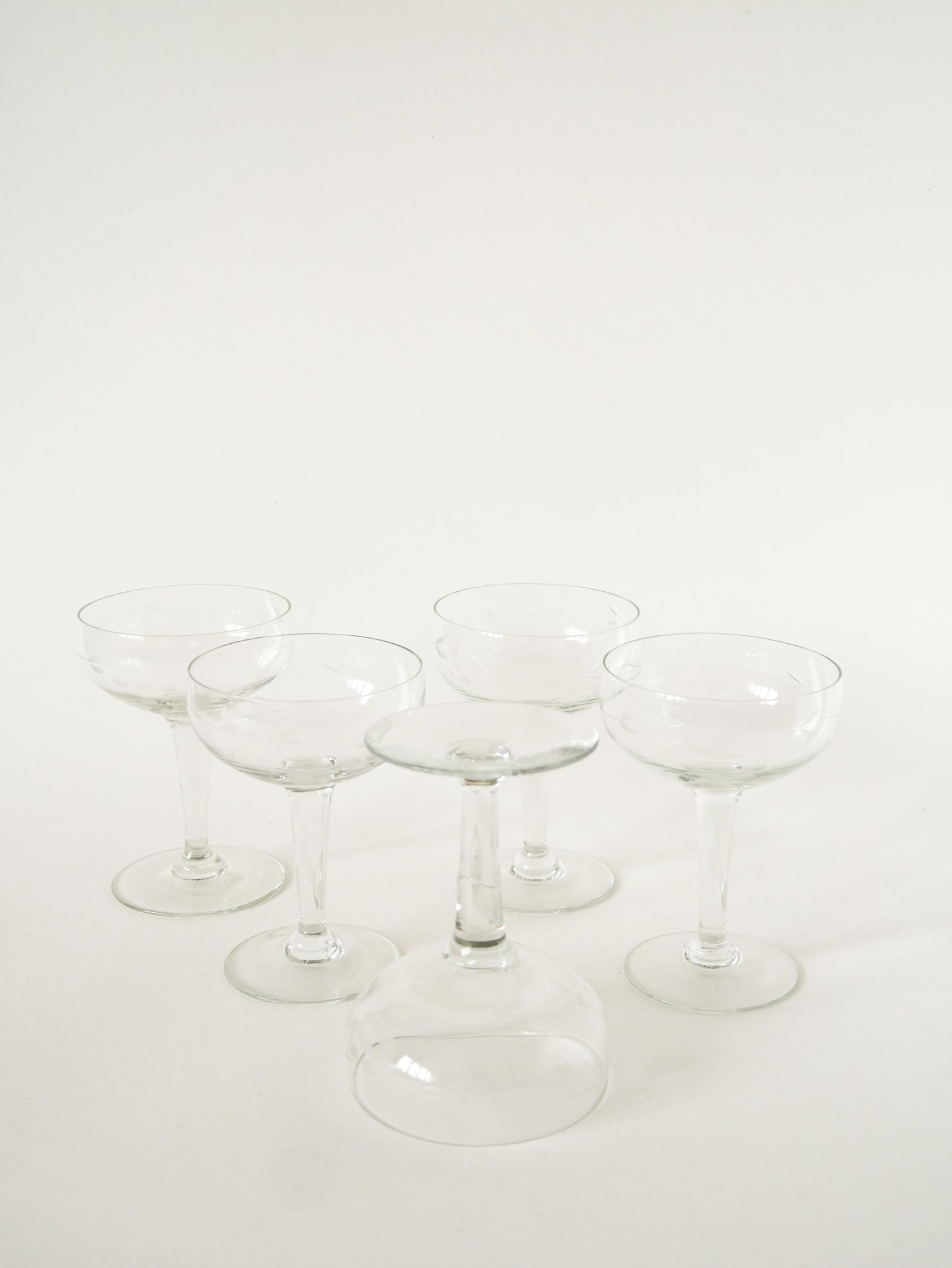 Lot de 5 coupes à champagne en cristal gravé, 1960