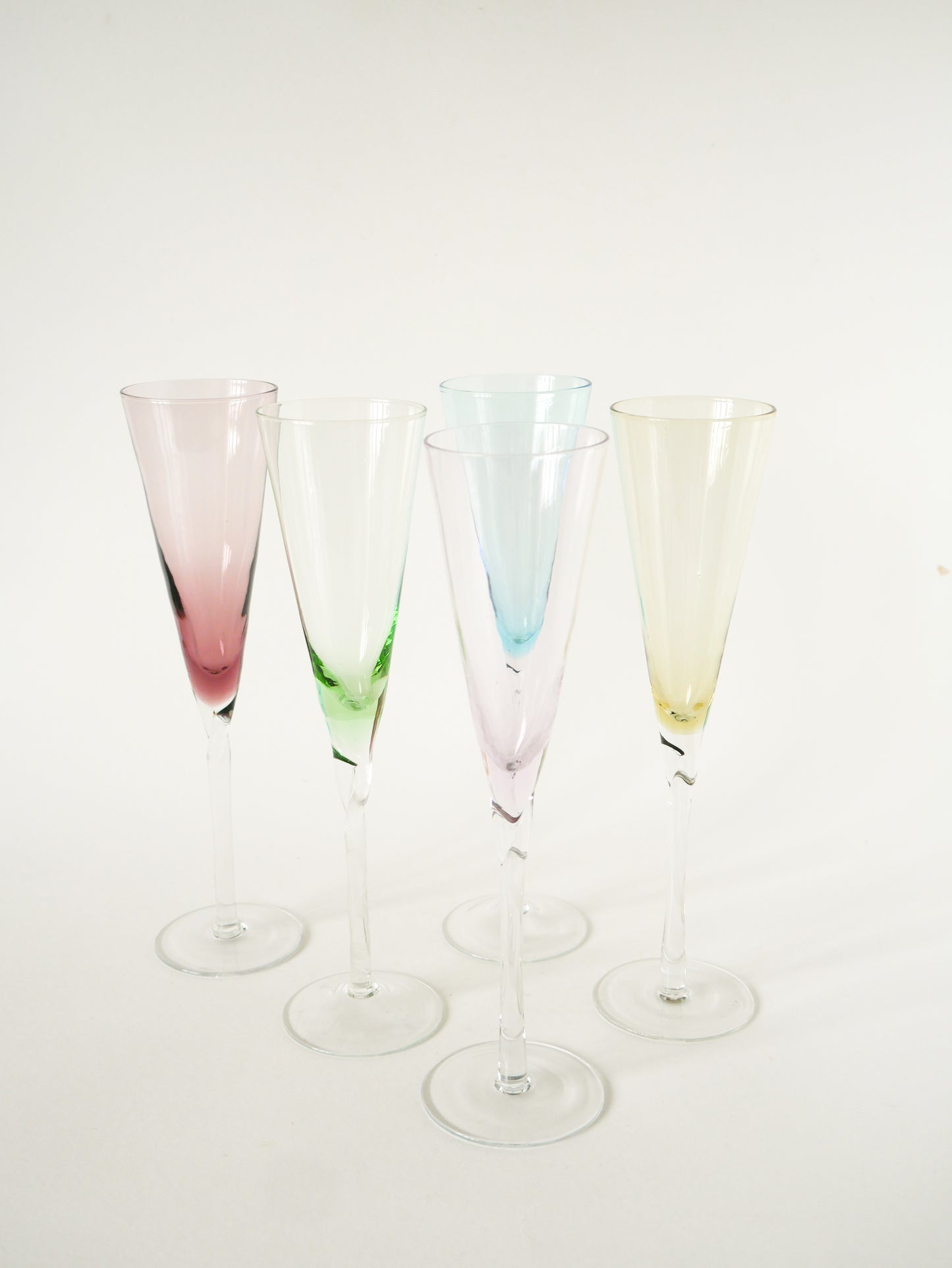 Ensemble de 5 flûtes à champagne colorées très hautes, pieds torsadés, 1970