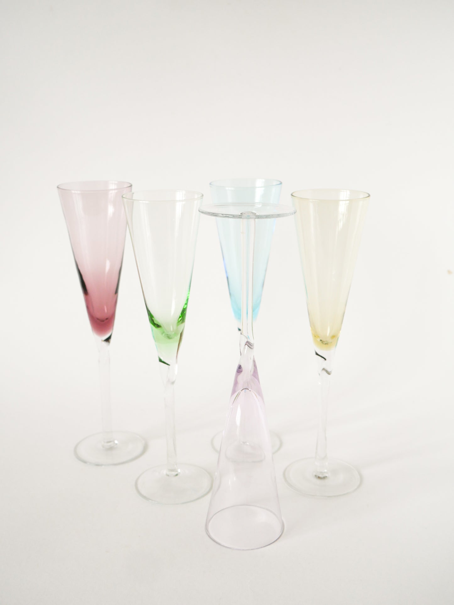 Ensemble de 5 flûtes à champagne colorées très hautes, pieds torsadés, 1970