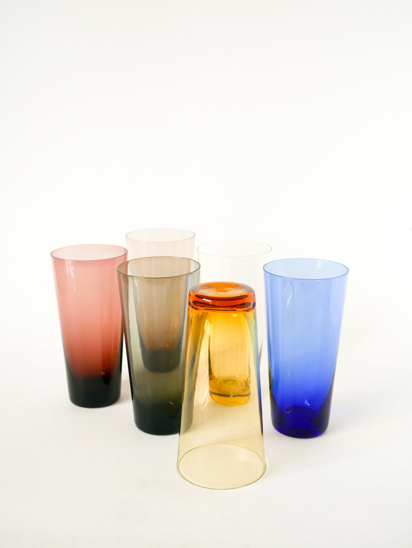 Ensemble de 6 verres en verre coloré et porte-verres en laiton, Design, 1970