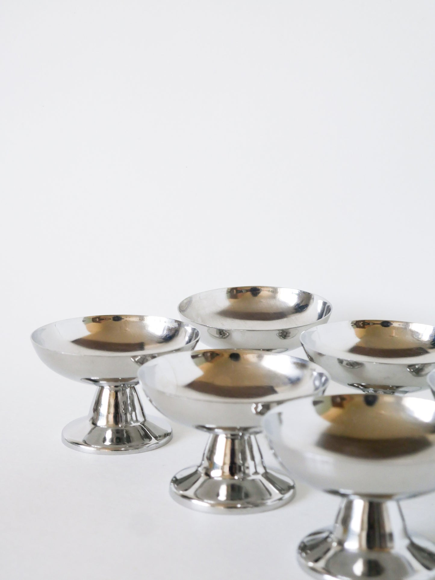 Lot de 6 coupes en inox, pieds large et haut, Design, 1970 - 6 X 9 cm