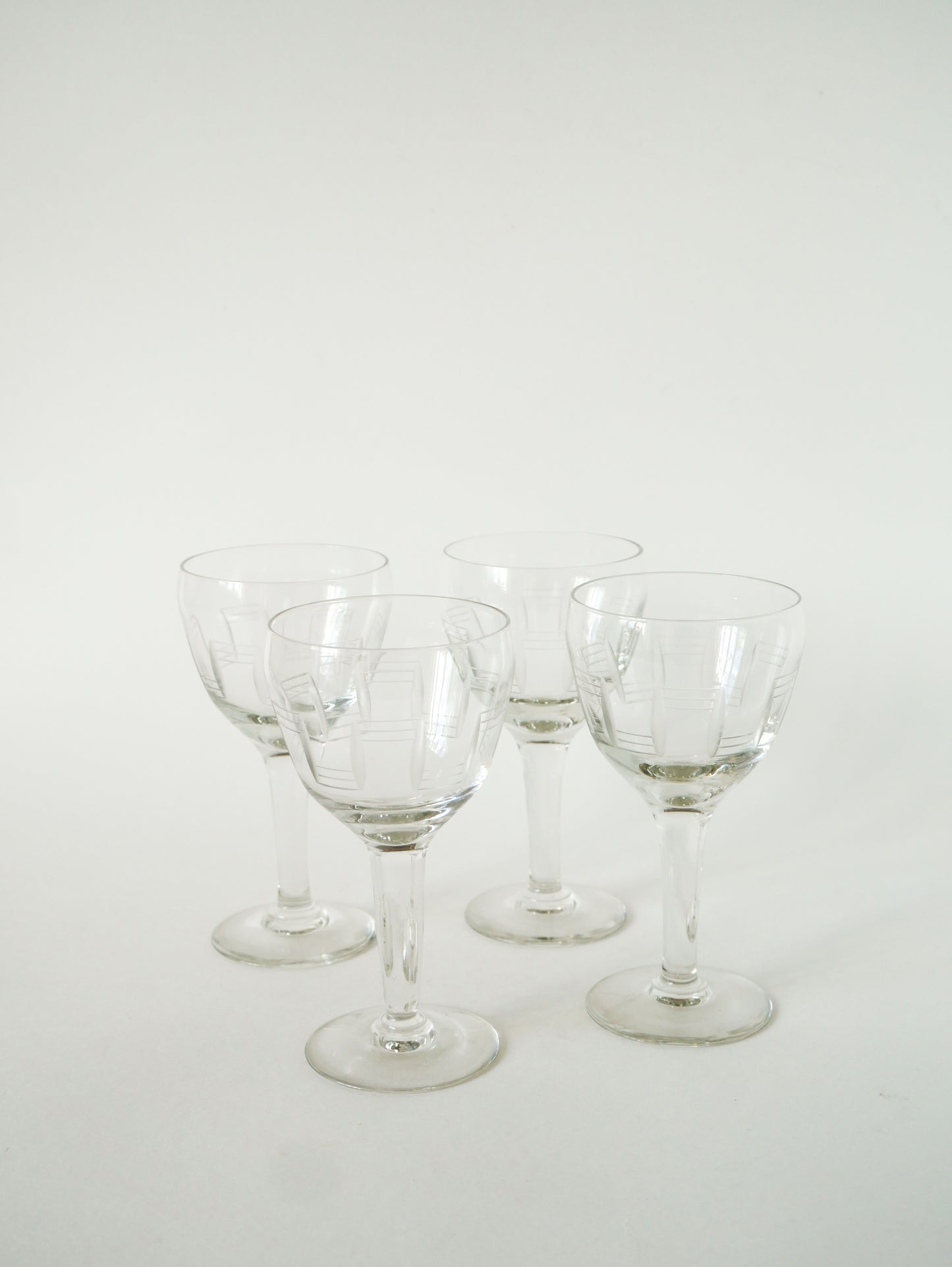 Ensemble de 4 grands verres à vin gravés, pieds épais, 1960