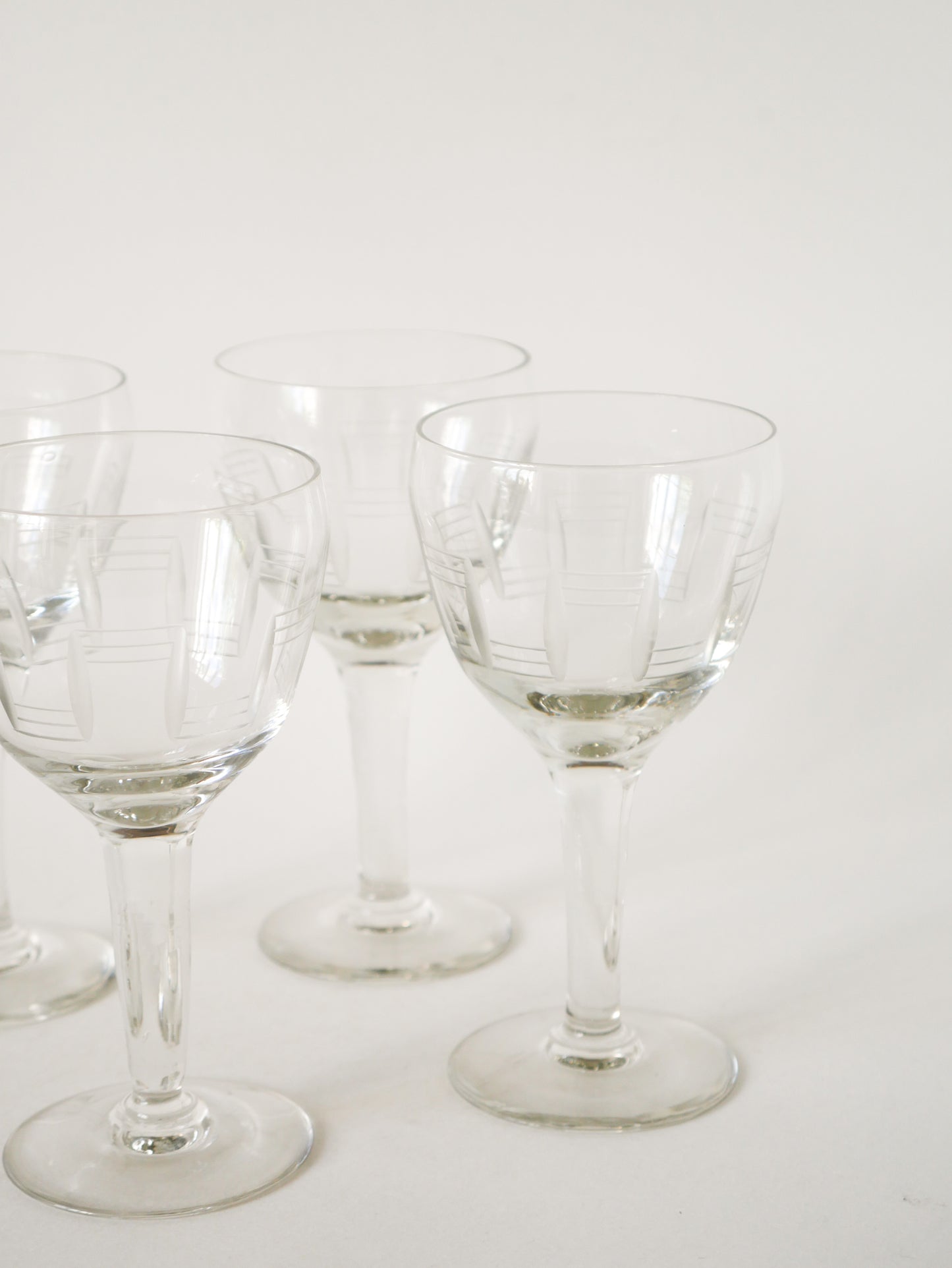 Ensemble de 4 grands verres à vin gravés, pieds épais, 1960