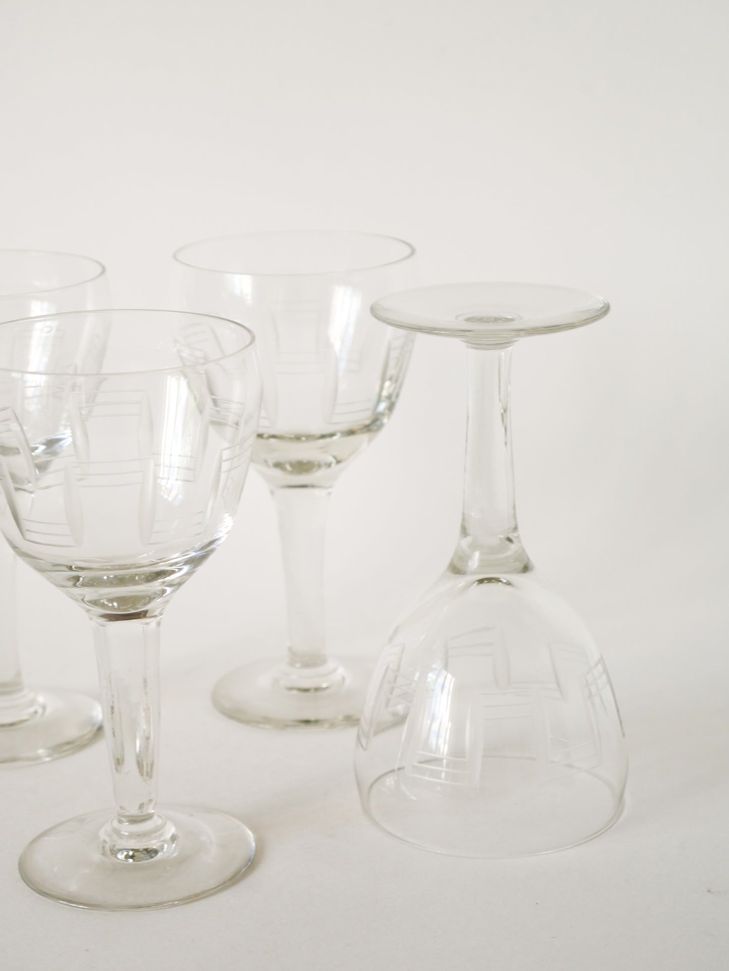 Ensemble de 4 grands verres à vin gravés, pieds épais, 1960