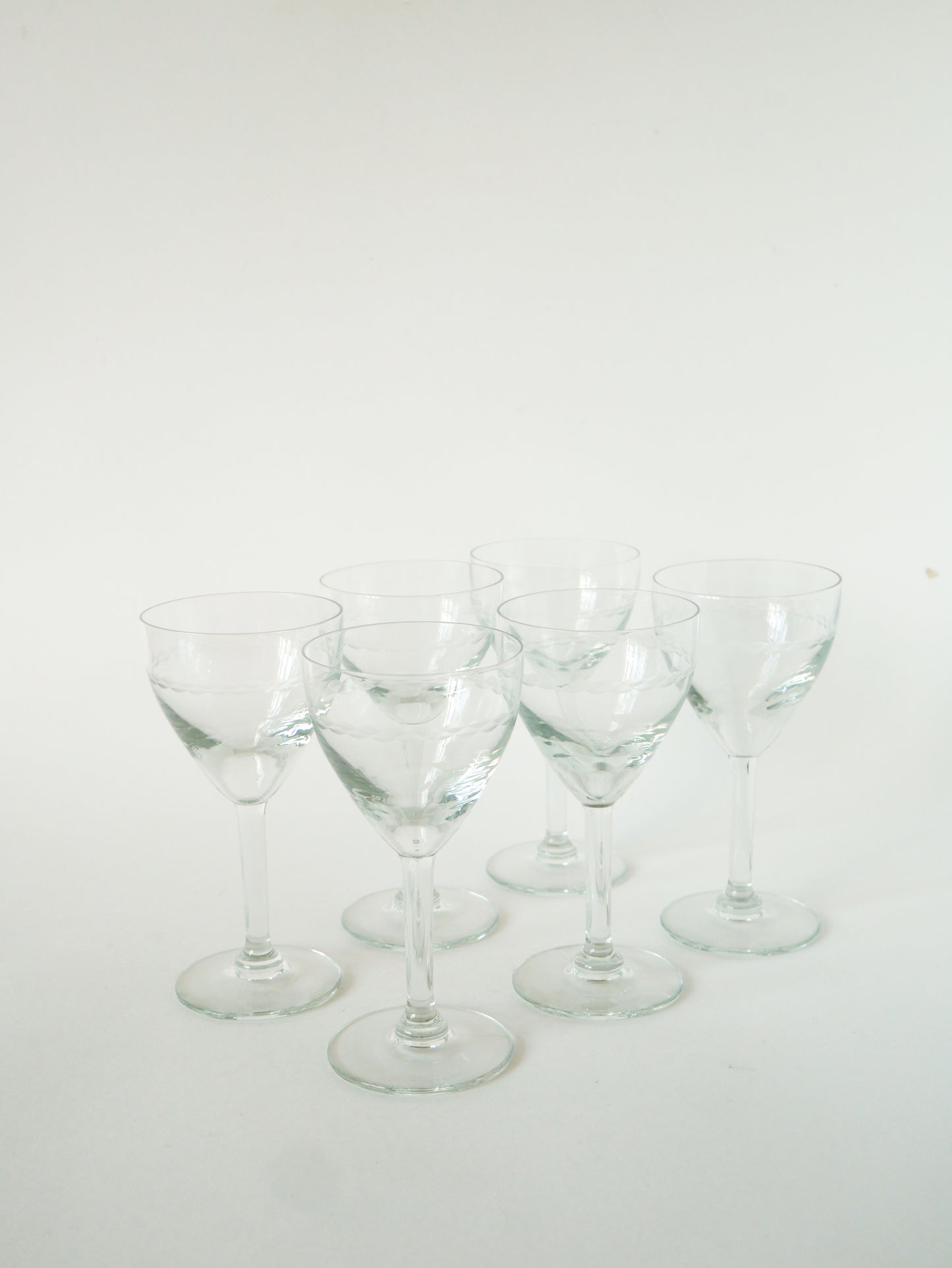 Ensemble de 6 grands verres à vin gravés en cristal, motifs liserés, 1960