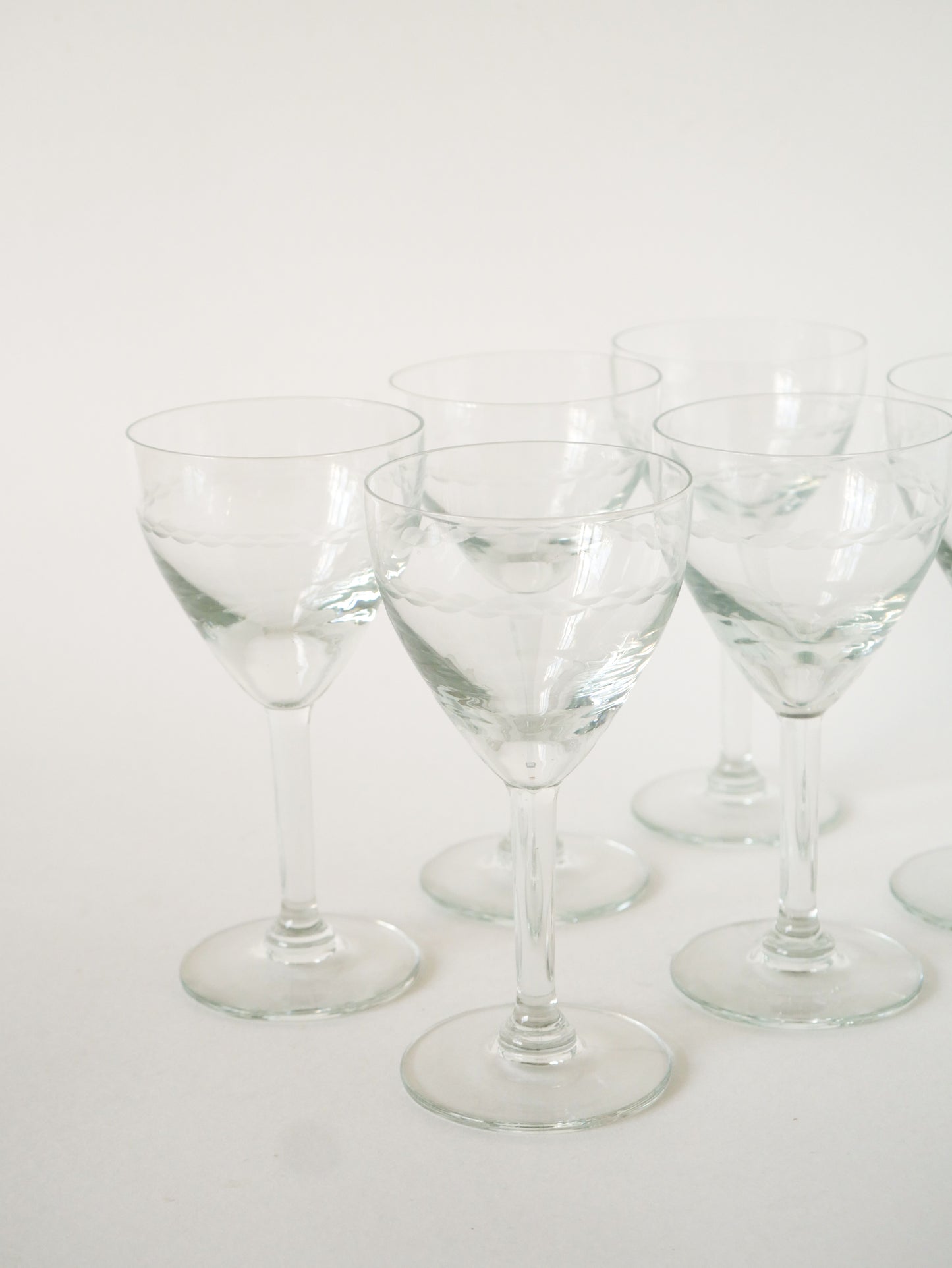 Ensemble de 6 grands verres à vin gravés en cristal, motifs liserés, 1960