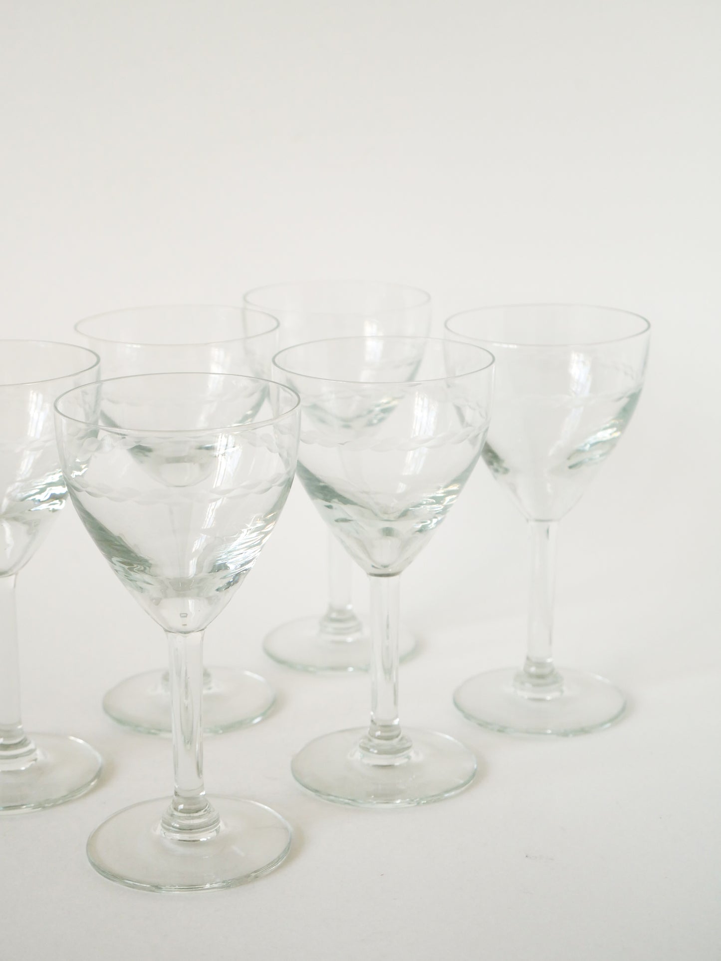 Ensemble de 6 grands verres à vin gravés en cristal, motifs liserés, 1960