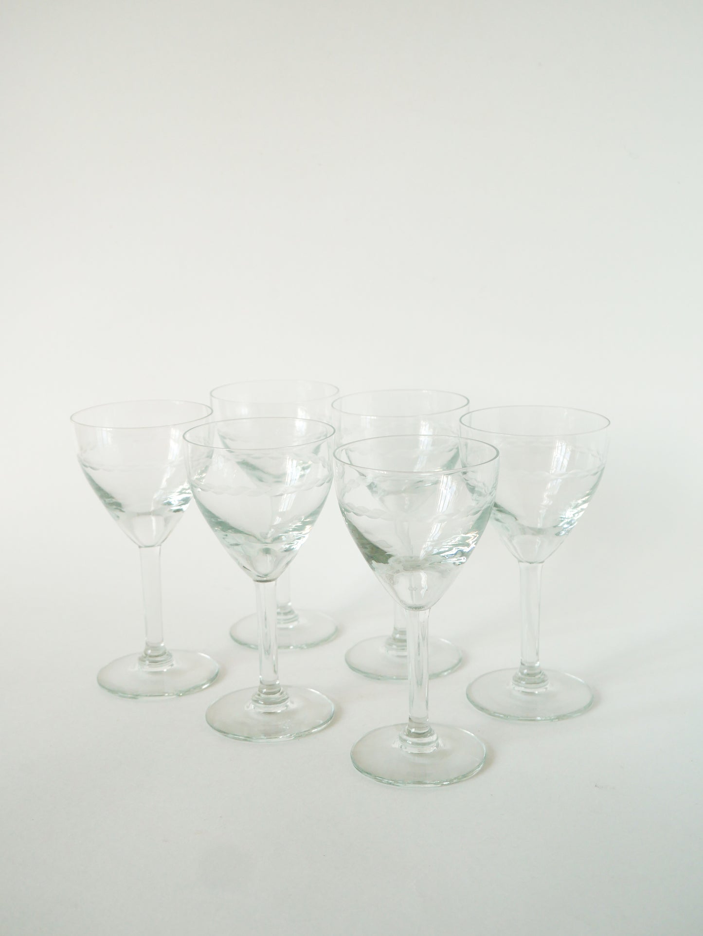 Ensemble de 6 grands verres à vin gravés en cristal, motifs liserés, 1960