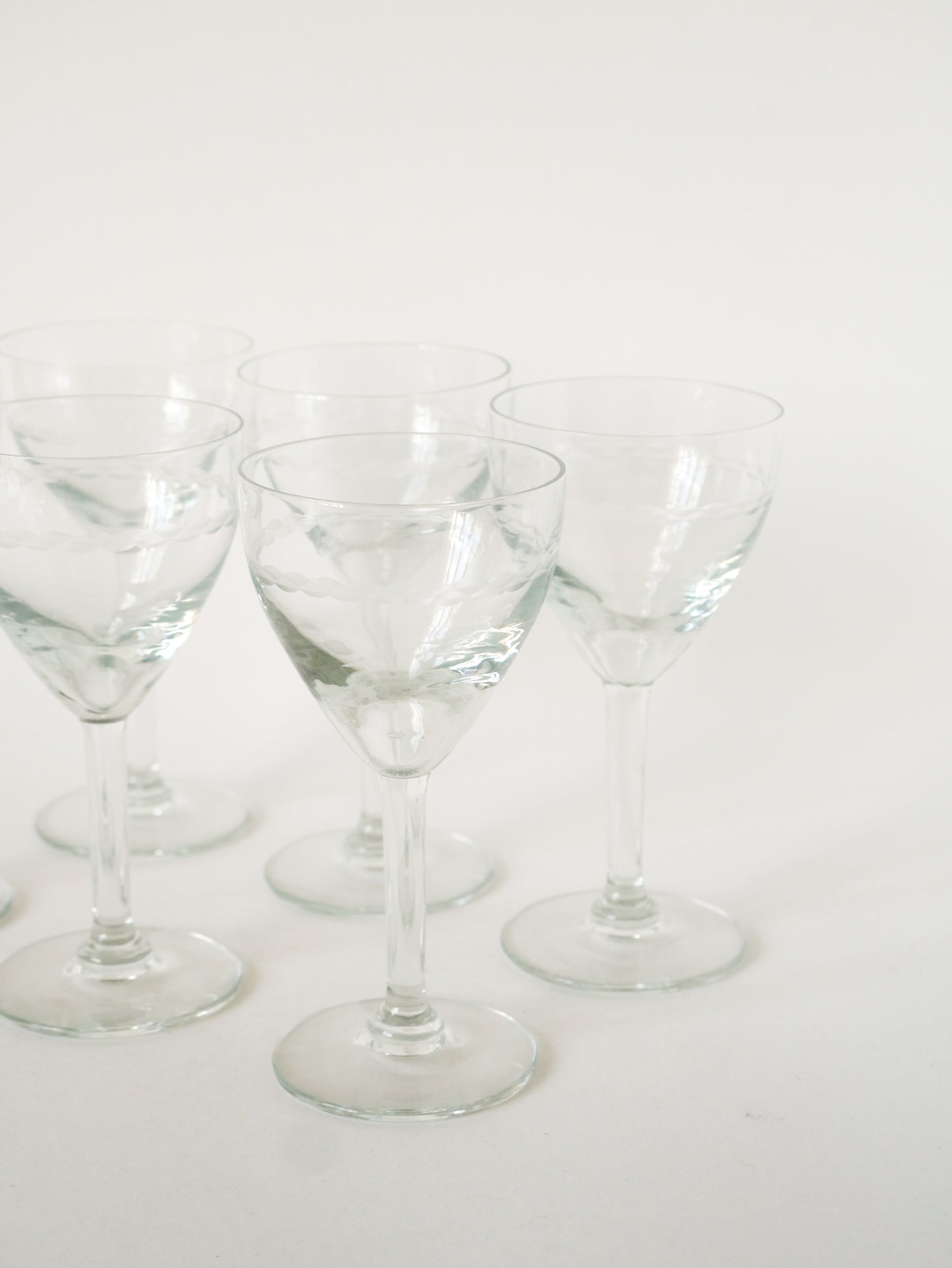 Ensemble de 6 grands verres à vin gravés en cristal, motifs liserés, 1960