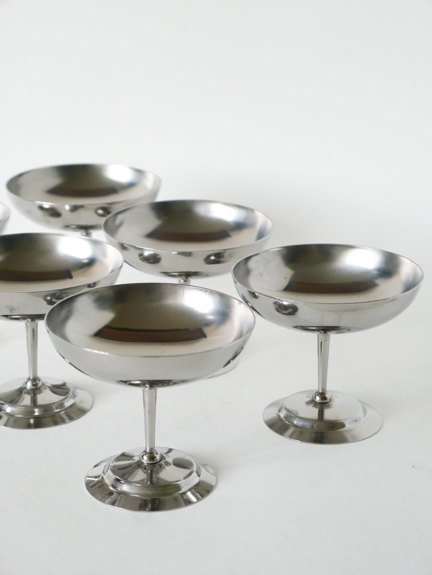 Ensemble de 6 coupes en inox à pieds fin, 1970 - 7.5 X 9 cm