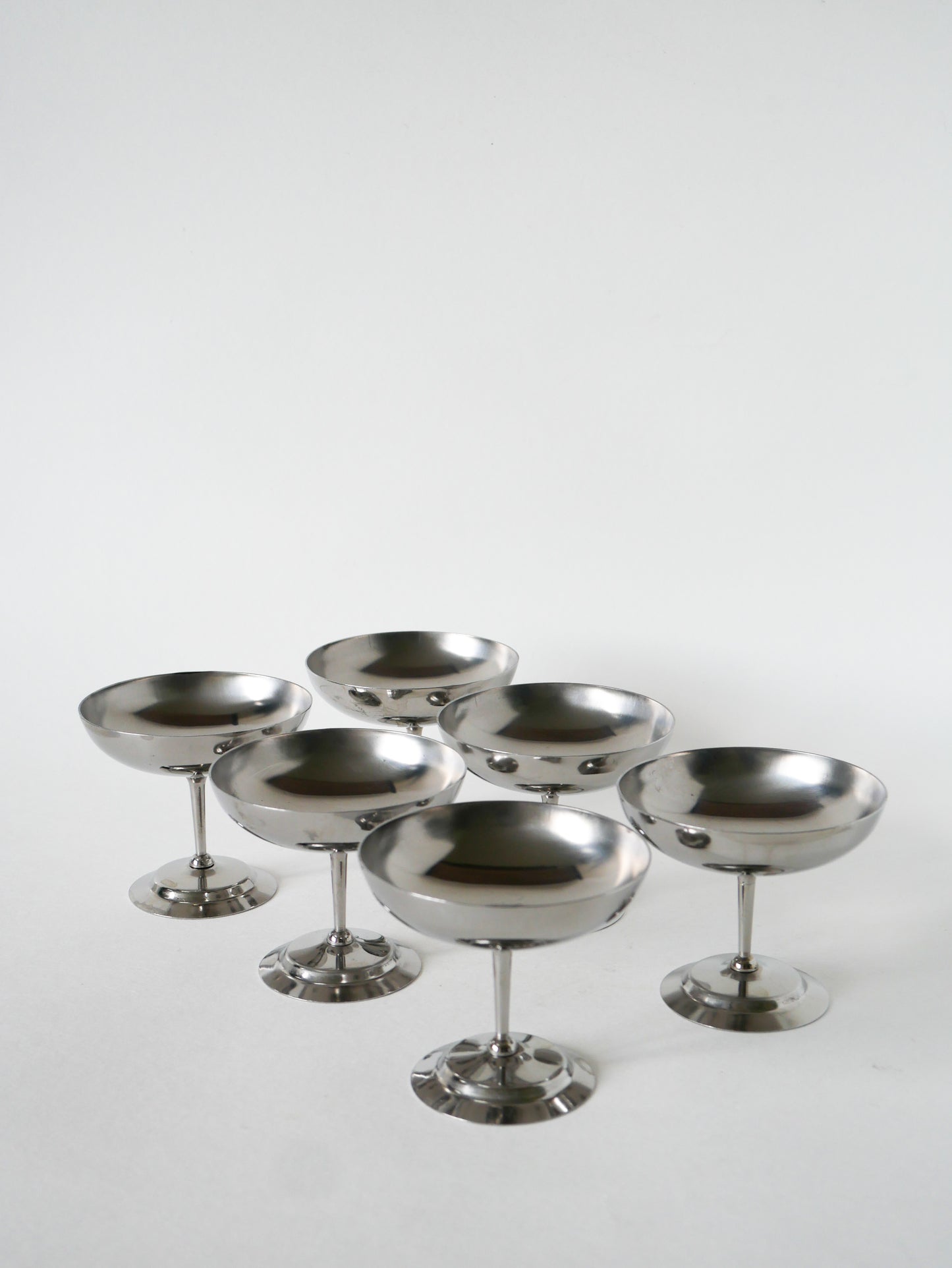 Ensemble de 6 coupes en inox à pieds fin, 1970 - 7.5 X 9 cm