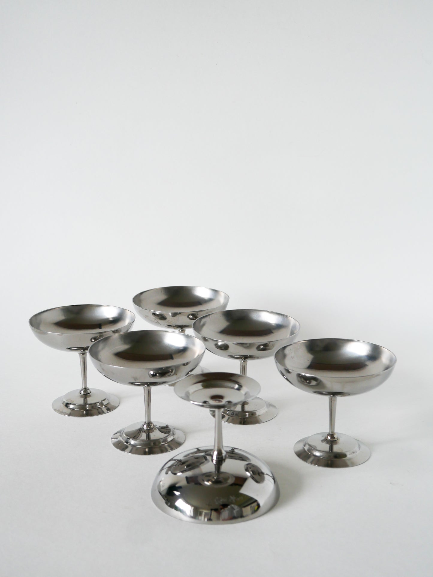 Ensemble de 6 coupes en inox à pieds fin, 1970 - 7.5 X 9 cm