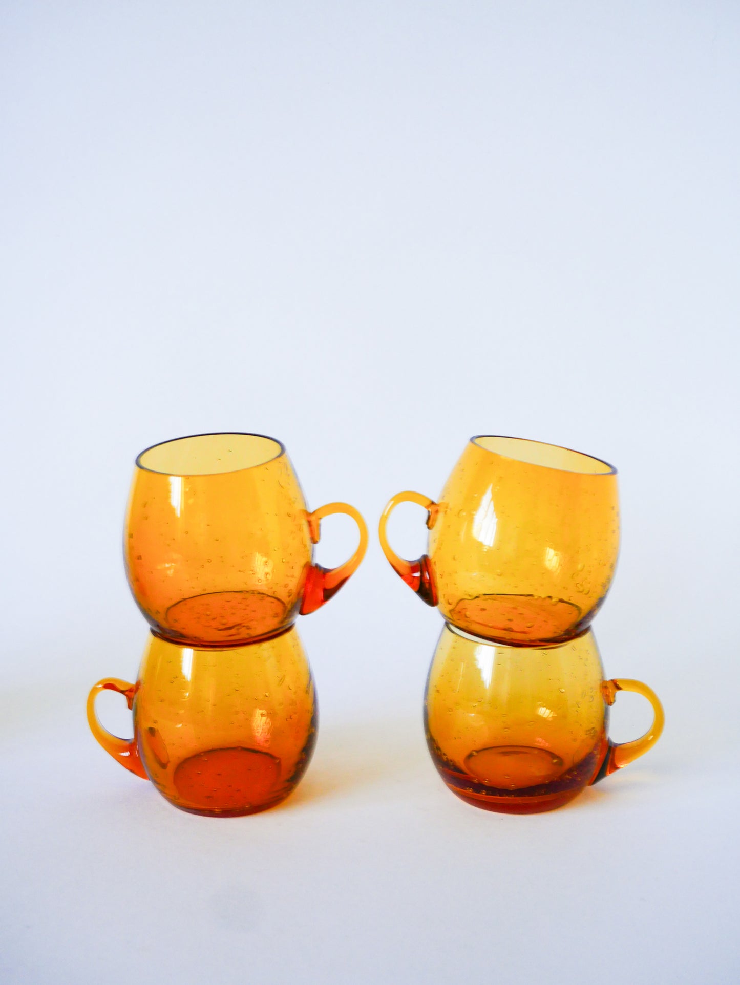 Paire de tasses en verre bullé de Biot, verre ambré, Design, 1970