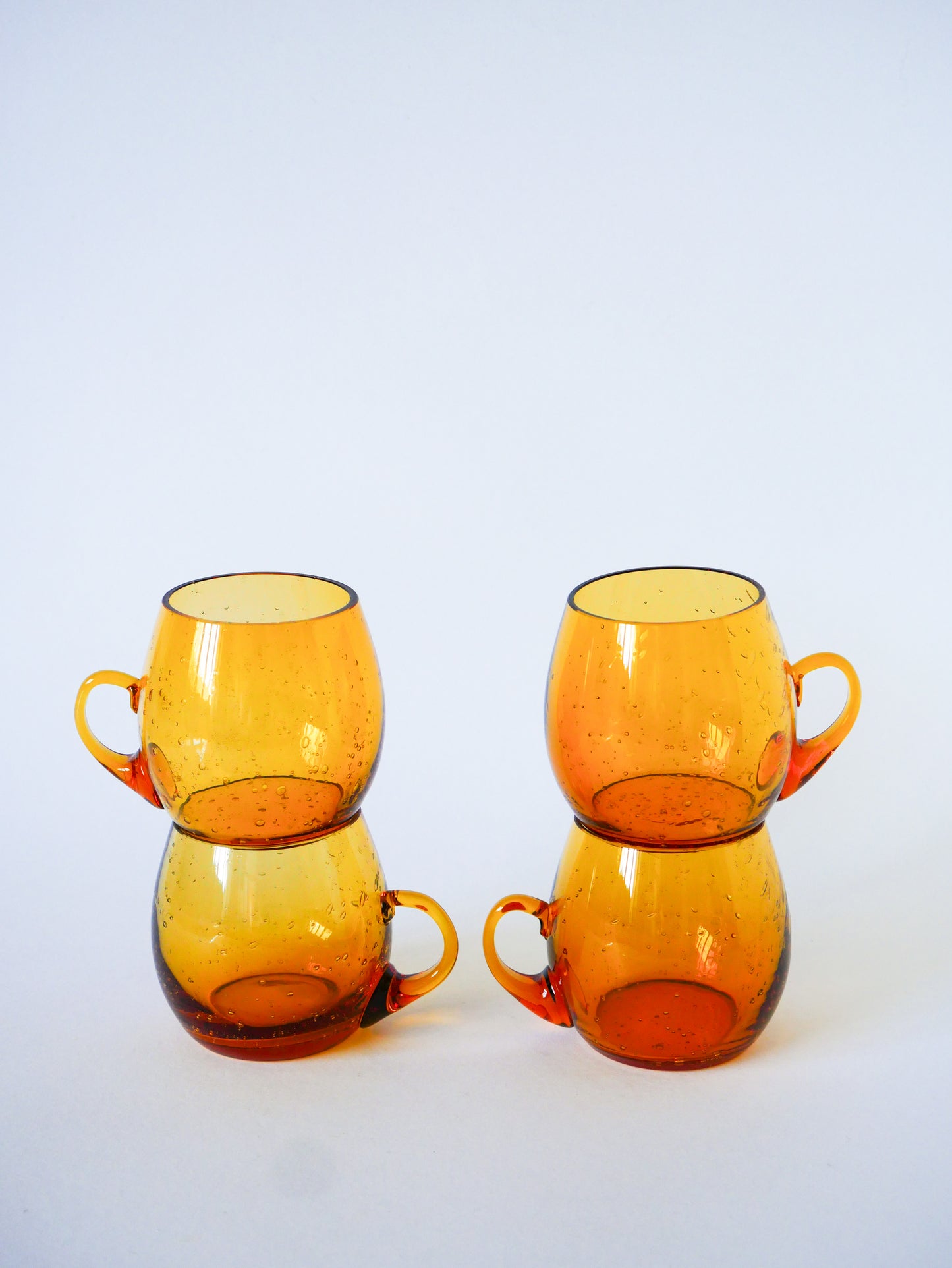 Paire de tasses en verre bullé de Biot, verre ambré, Design, 1970