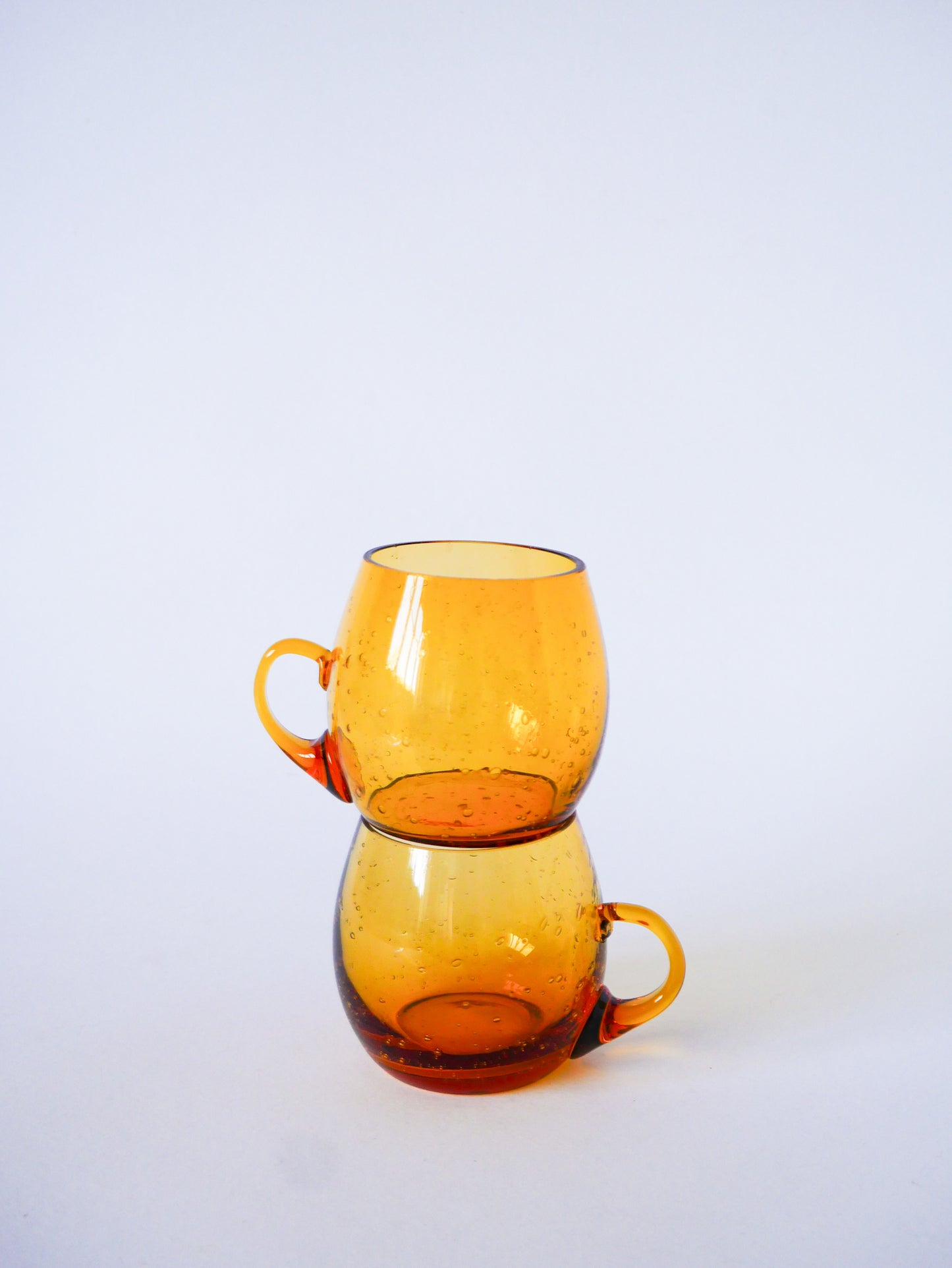 Paire de tasses en verre bullé de Biot, verre ambré, Design, 1970