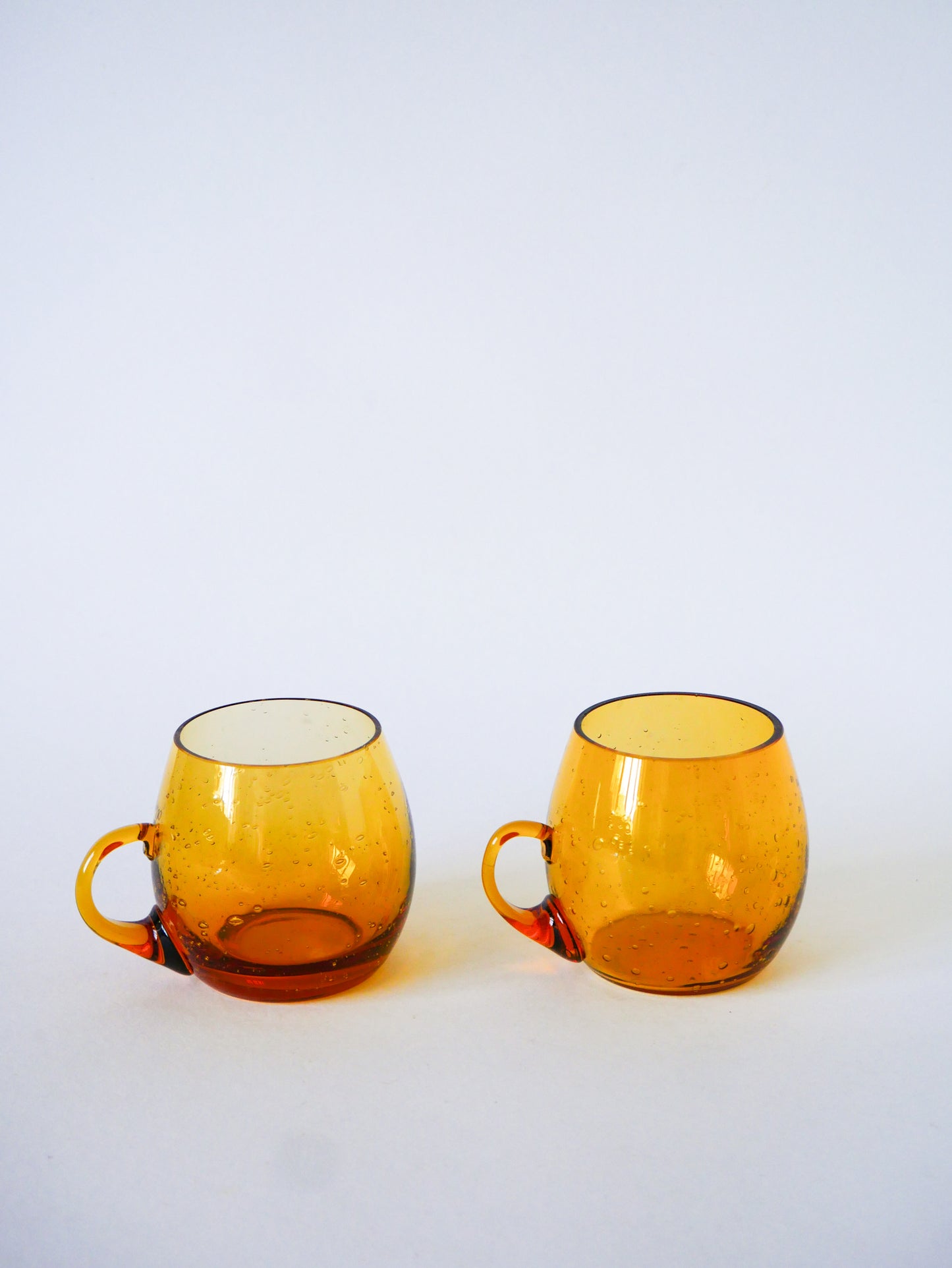 Paire de tasses en verre bullé de Biot, verre ambré, Design, 1970