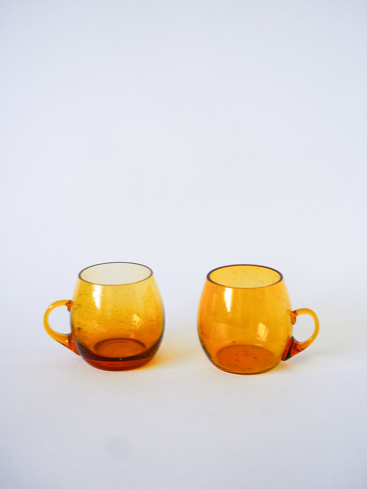 Paire de tasses en verre bullé de Biot, verre ambré, Design, 1970