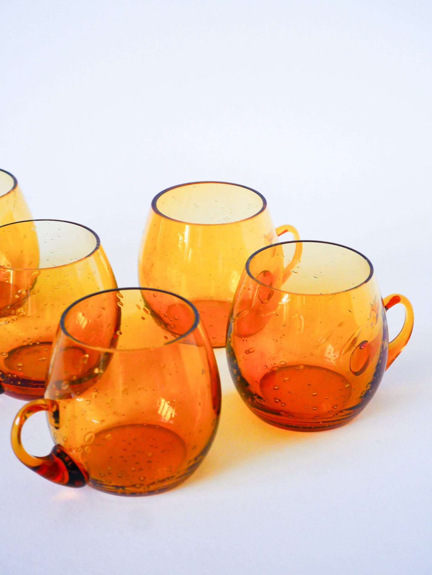 Paire de tasses en verre bullé de Biot, verre ambré, Design, 1970