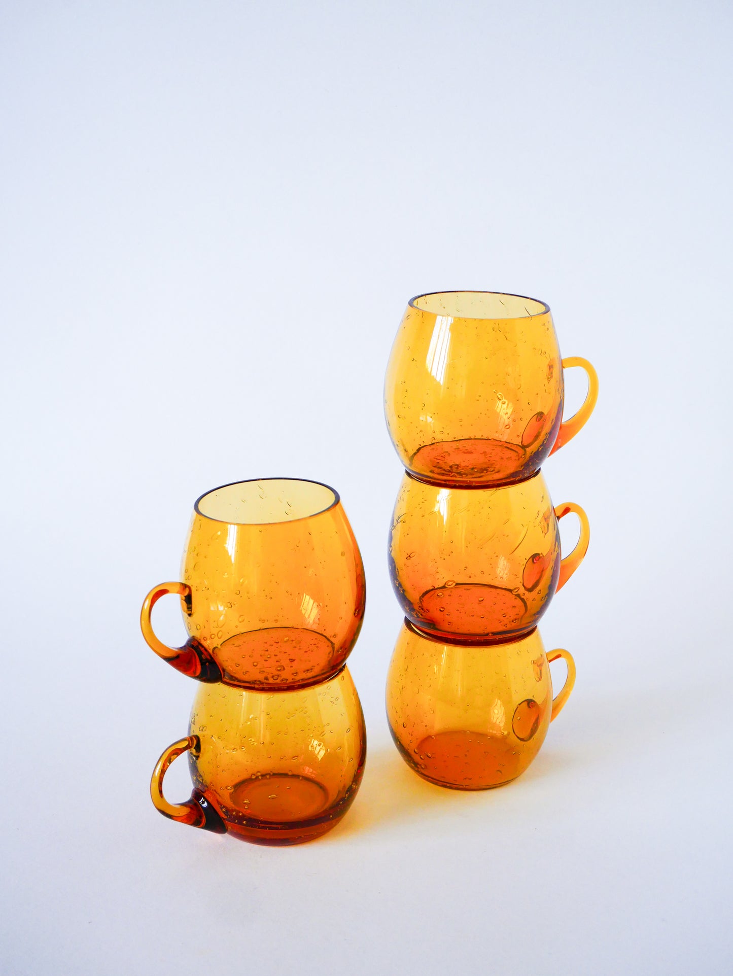 Paire de tasses en verre bullé de Biot, verre ambré, Design, 1970
