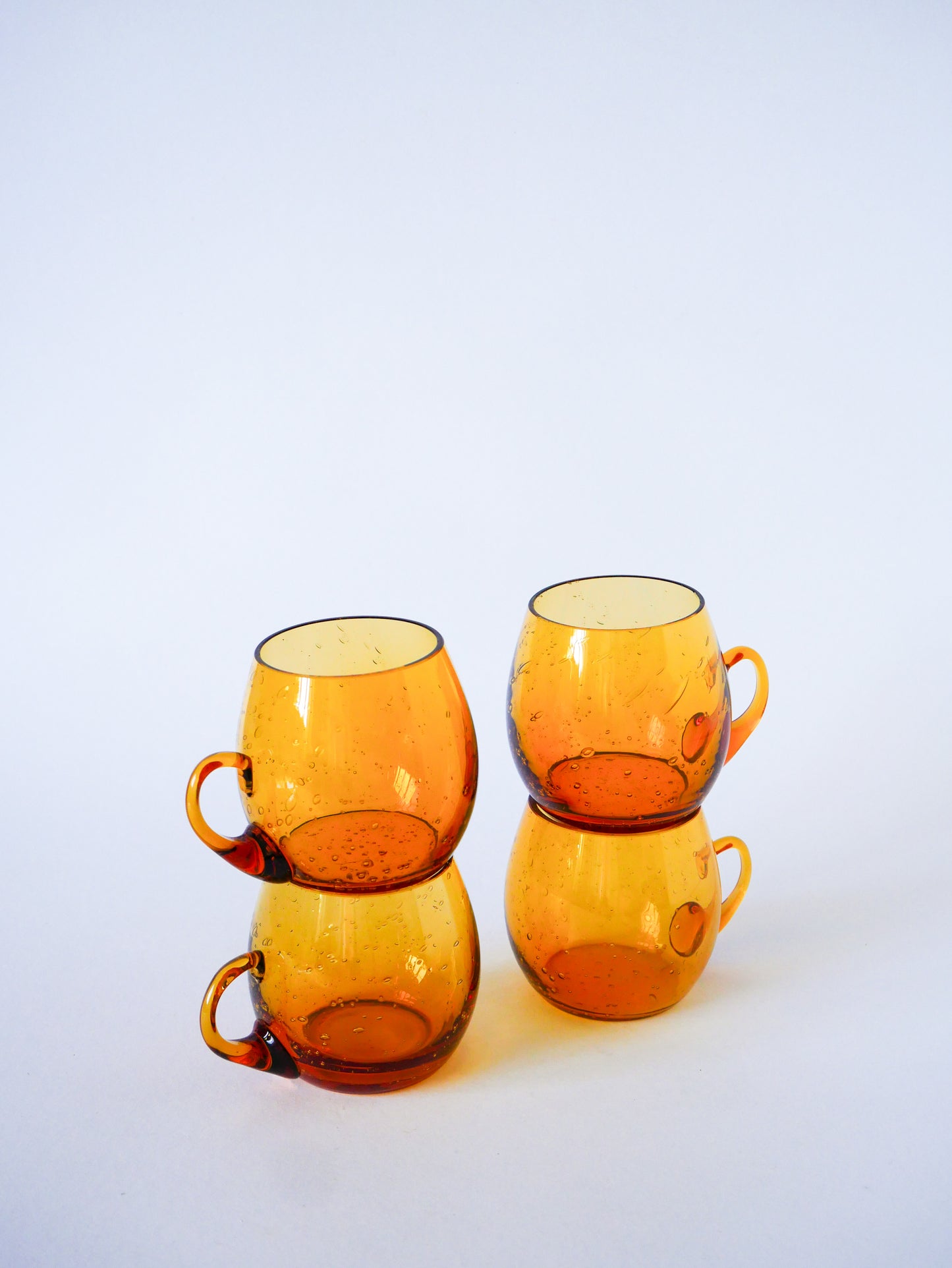 Paire de tasses en verre bullé de Biot, verre ambré, Design, 1970